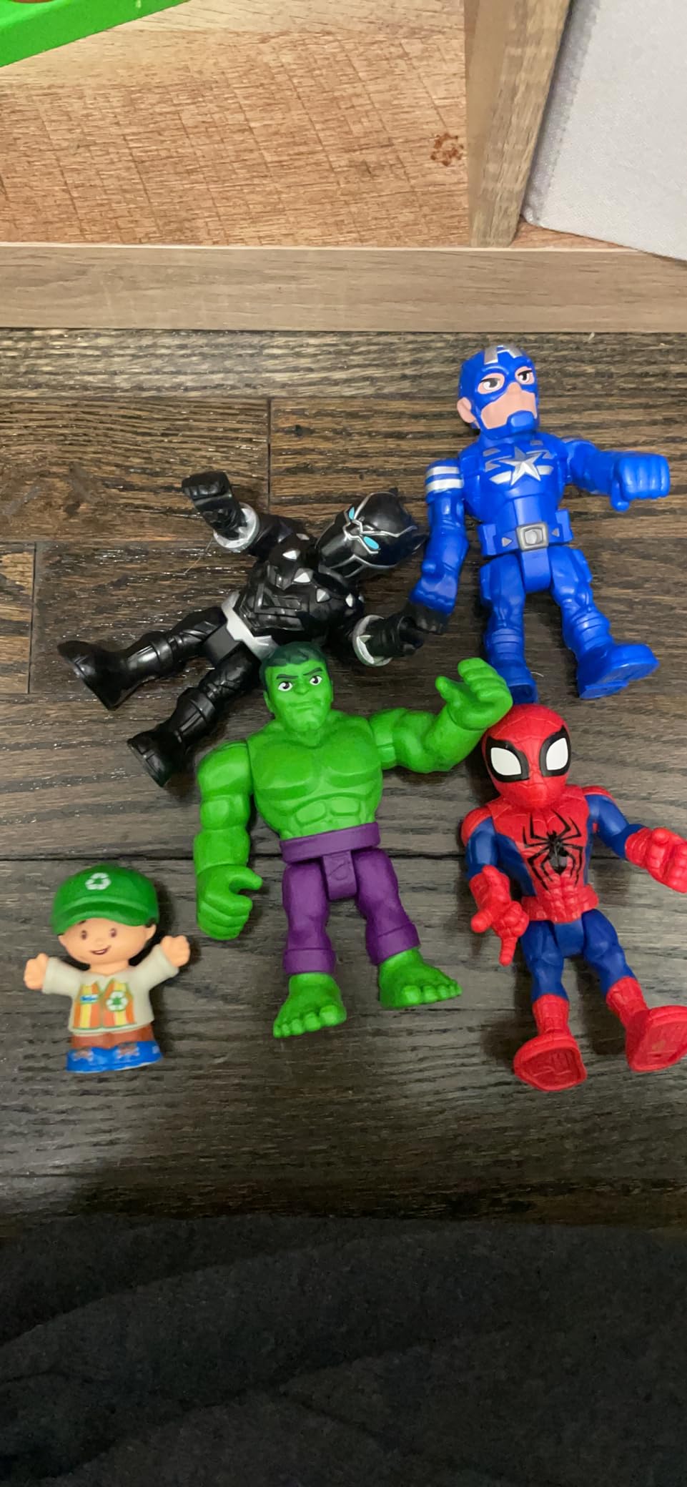 Marvel Super Hero Adventures 5-Inch Action Figure 5-Pack, Includes Captain America, Spider-Man, 5 Accessories (Amazon Exclusive) customer photo 1