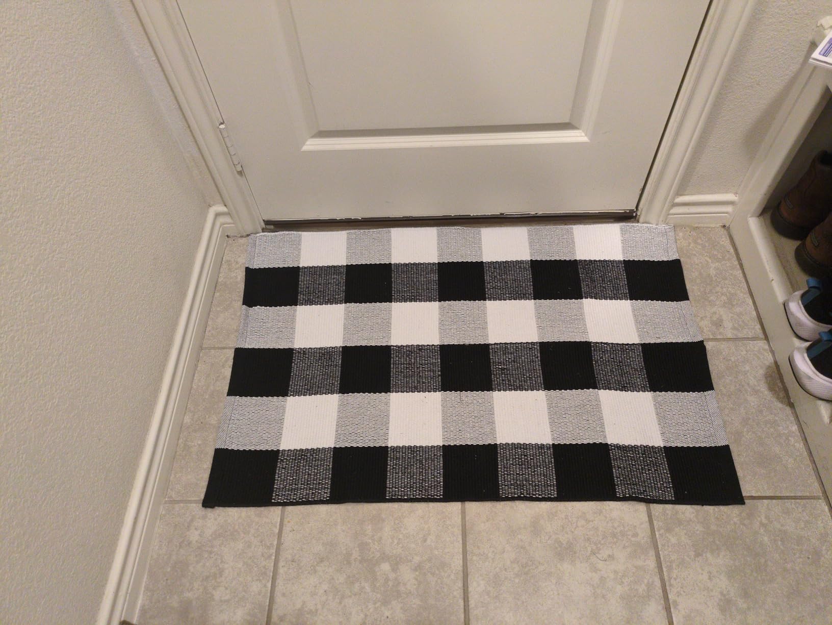 MUBIN Cotton Buffalo Plaid Rug, 27.5x43 Black and White Outdoor Rug Front Door Decorative Mat, Washable Doormat Foldable Area Rug Layered Door Mats Rug for Front Porch, Entryway, Patio customer photo 2