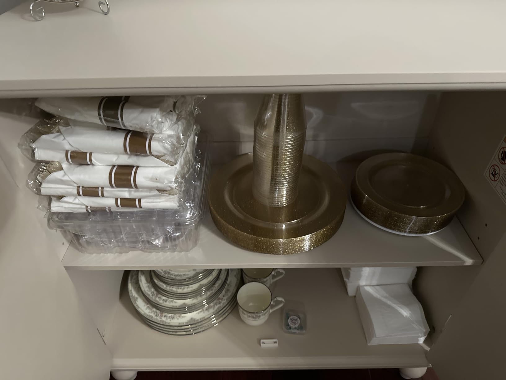 WELLIFE Disposable Plates & Gold Silverware Set, 350 Pieces for 50 Guests customer photo 1