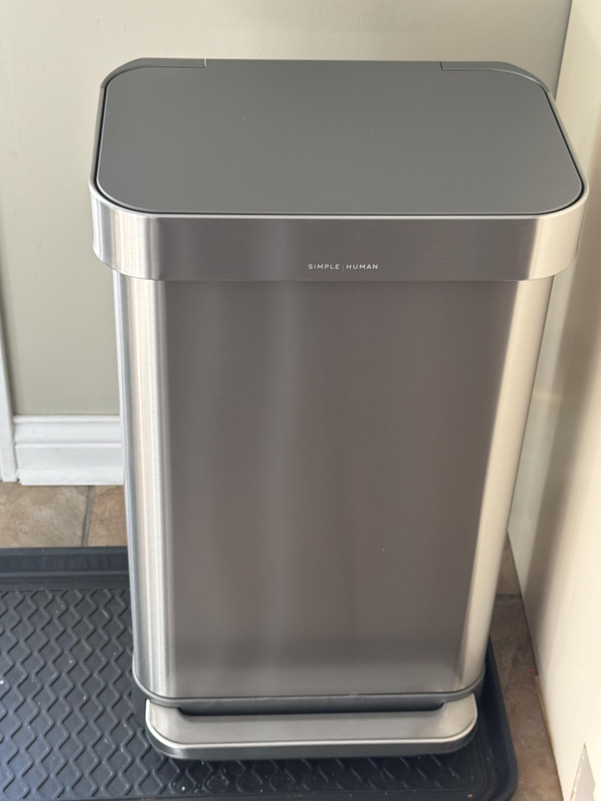 simplehuman Rectangular Step Can, 45L / 12 Gallon Kitchen Trash Can, Liner Rim System, Liner Pocket®, 150,000-Step Pedal, Lid Shox® Silent Close, Brushed Stainless Steel with Grey Plastic Lid customer photo 2