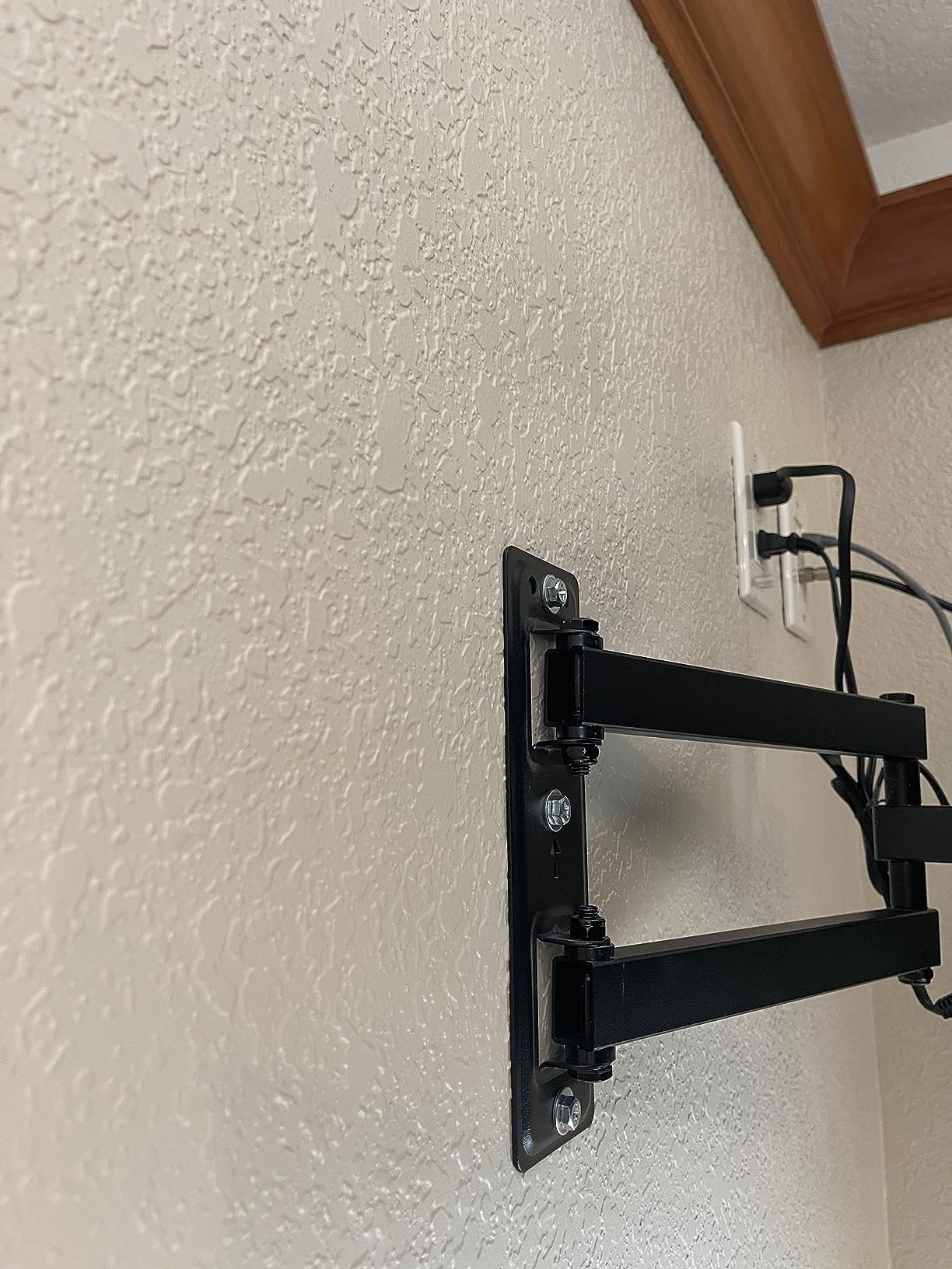 VIVO Black Corner TV Wall Mount for 37-70 in Flat Screens, MOUNT-CR70C | Sturdy Steel Dual Arm Design, Full Motion TV Mount for LCD LED Plasma Flat Screens, VESA up to 600x400, Holds 99 lbs customer photo 2
