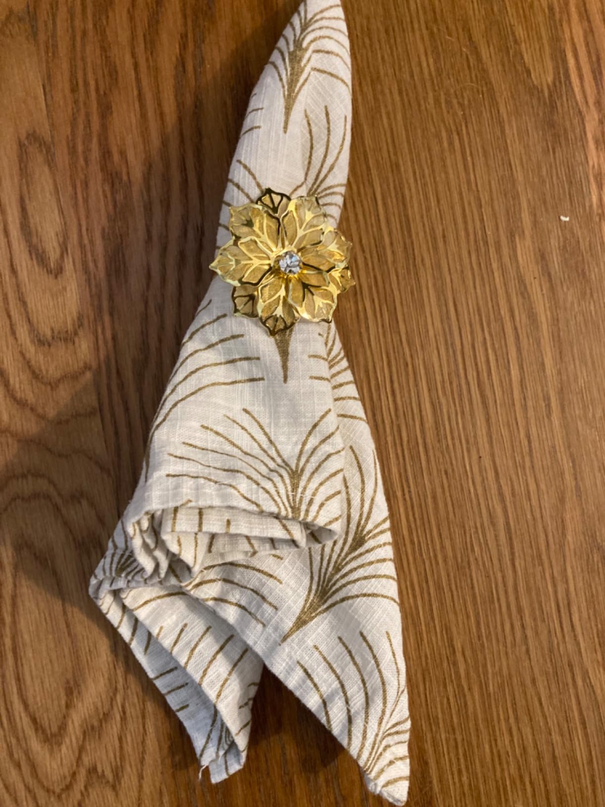 NAGU Flower Napkin Rings Set of 6, Hollow Out Floral Napkin Holder Adornment Exquisite Household Napkins Rings Set Rhinestone Napkin Rings for Wedding Banquet Christmas Table Setting (Gold) customer photo 1