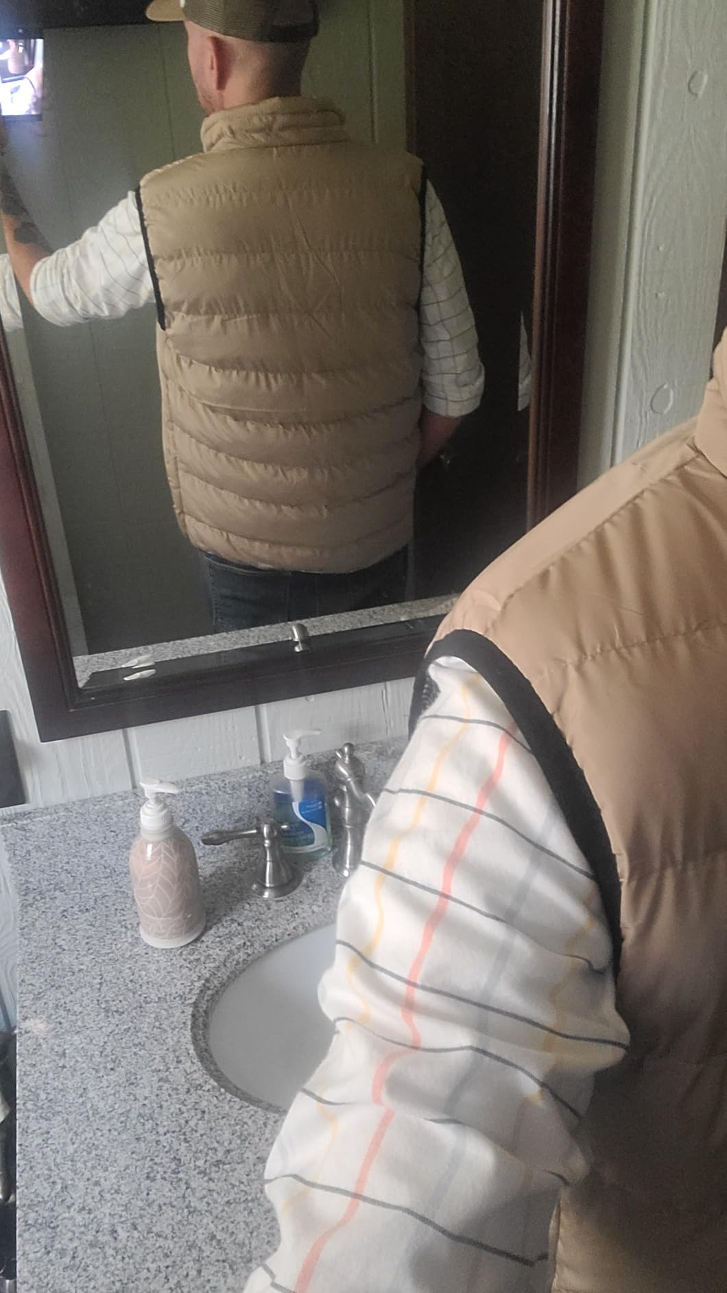 XinYangNi Mens Puffer Vest Quilted Outerwear Winter Warm Down Puffy Vests Lightweight Casual Padded Jacket customer photo 1