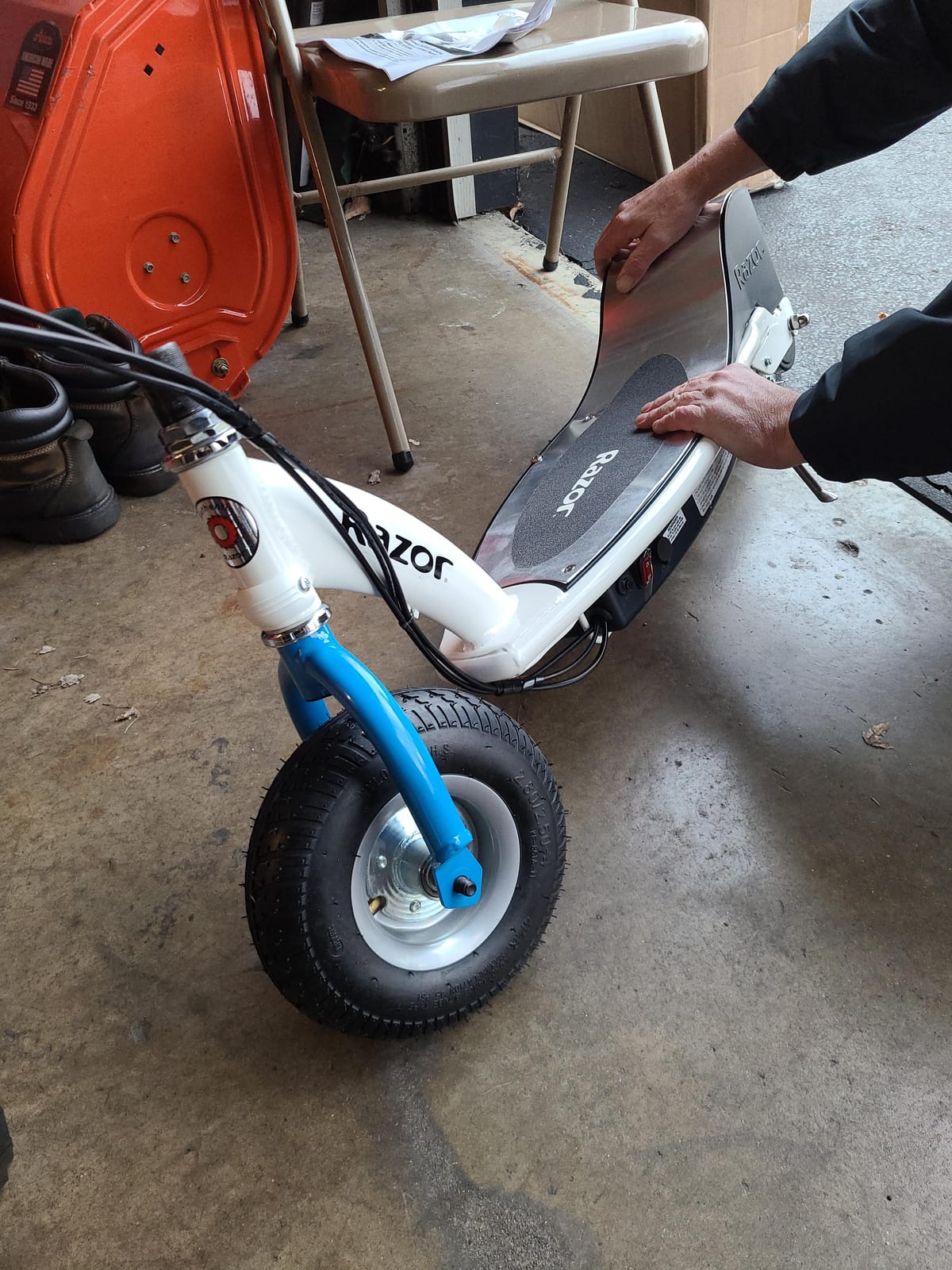 Razor E300S Seated Electric Scooter for Kids Ages 13+ - 9
