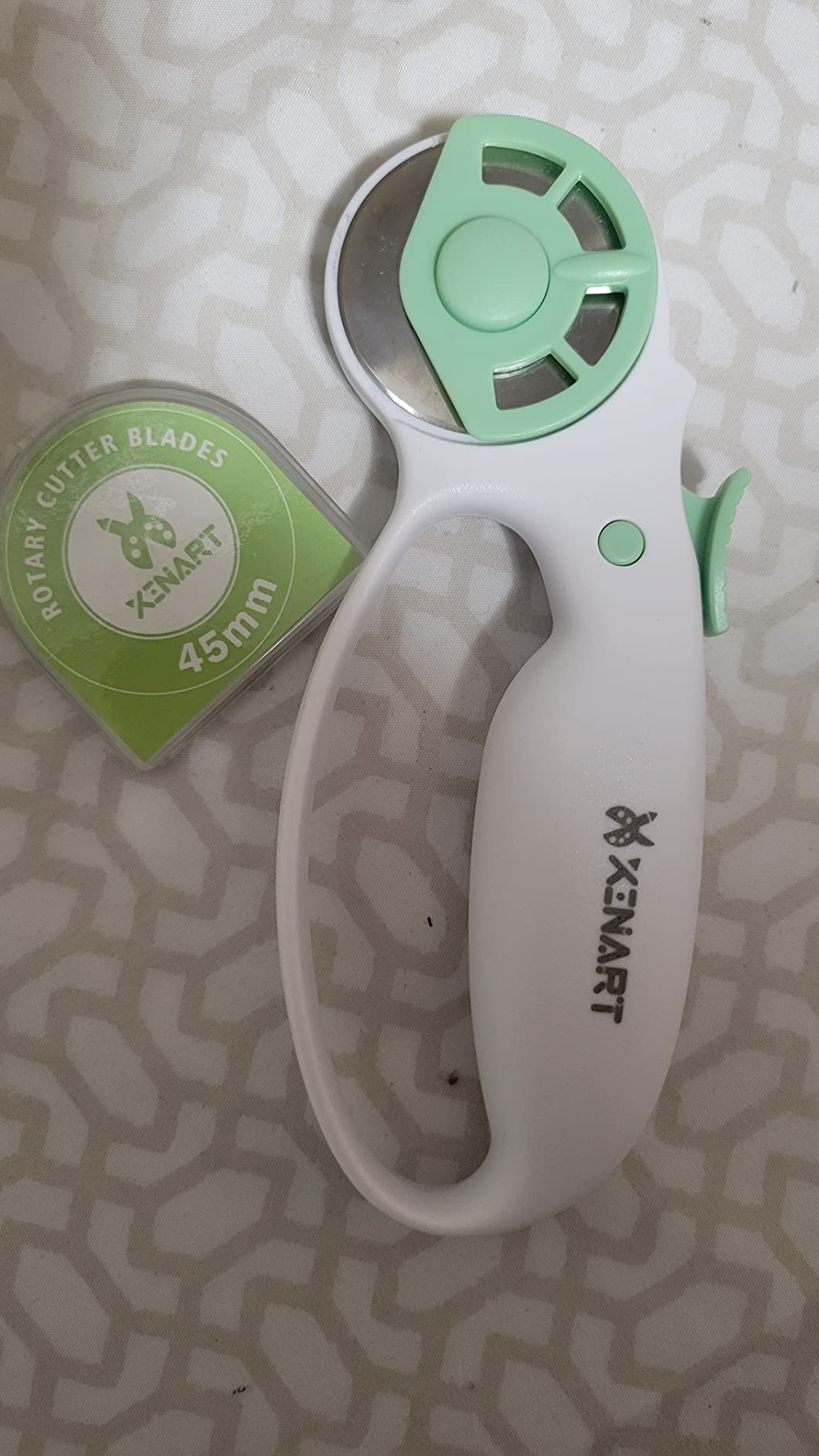 XINART 45mm Rotary Cutter for Fabric Safety Lock Ergonomic Classic Comfort Loop Fabric Small Rotary Cutter for Sewing Quilting Crafting (Extra 2pcs Replacement Blades Included)-Green customer photo 1