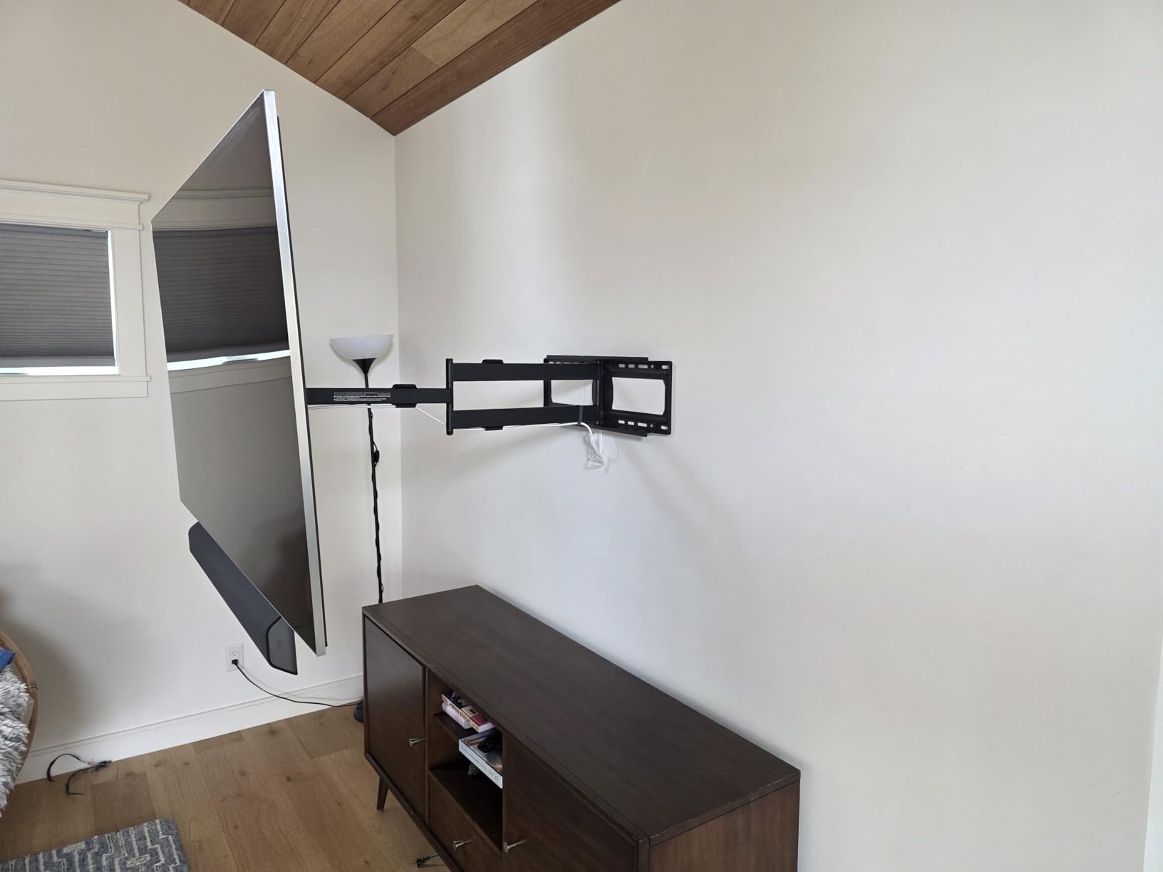 PERLESMITH Long Arm Corner TV Wall Mount for 37-75 inch TVs up to 110 lbs | 16