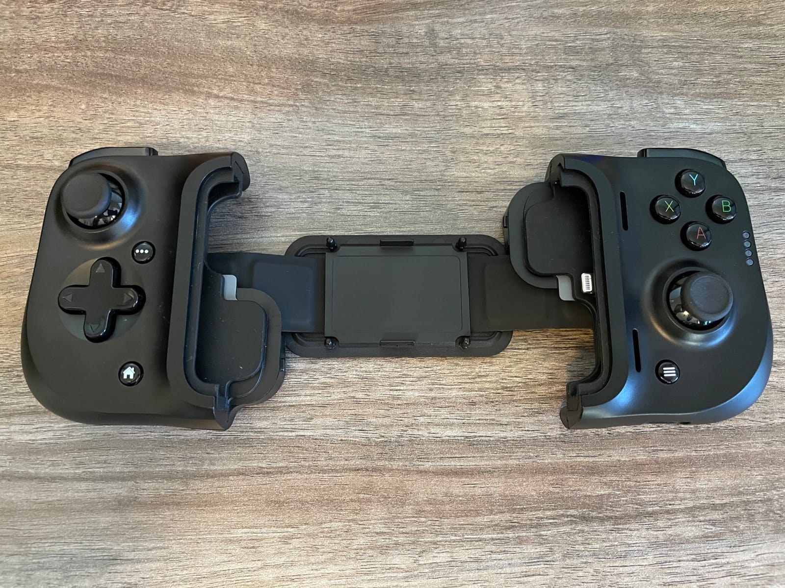 Razer Kishi Mobile Game Controller/Gamepad for iPhone iOS: Works with most iPhones – X, 11, 12, 13, 13 Max - Apple Arcade, Amazon Luna, Google Stadia - Lightning Port Passthrough - MFi Certified customer photo 1