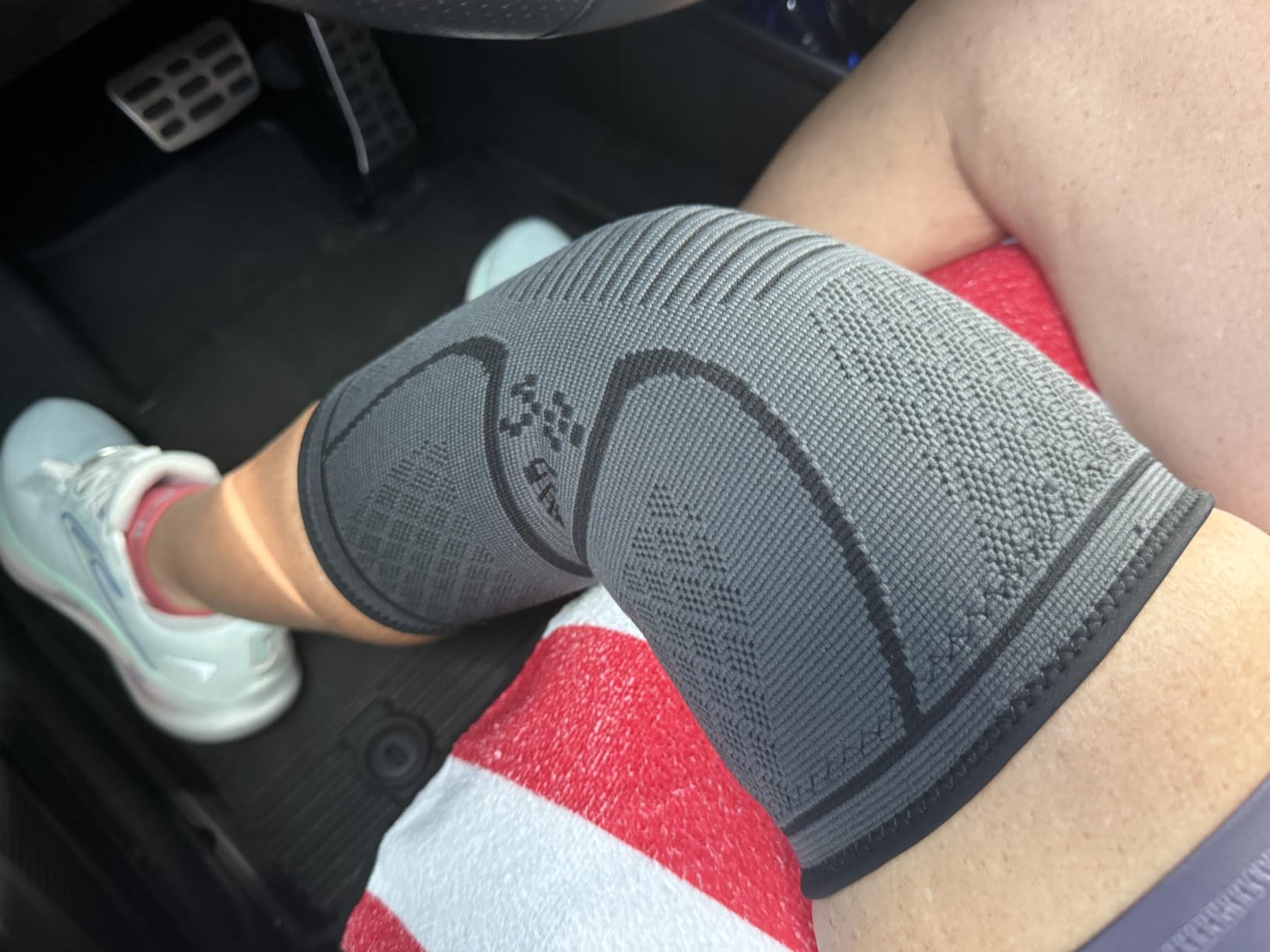 Knee Brace Knee Support Wrap for Pain Relief, Workout, Swelling & Recovery customer photo 2