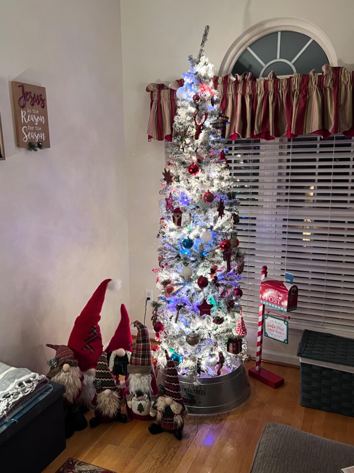 Goplus 6ft Snow Flocked Pencil Christmas Tree with 500 Branch Tips, White customer photo 1