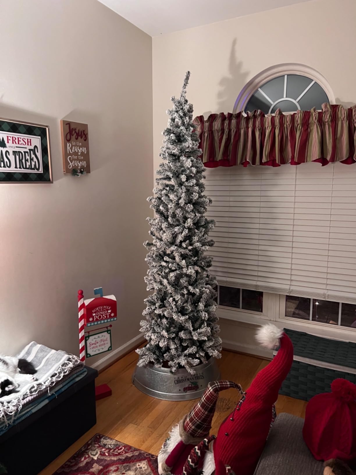 Goplus 6ft Snow Flocked Pencil Christmas Tree with 500 Branch Tips, White customer photo 2