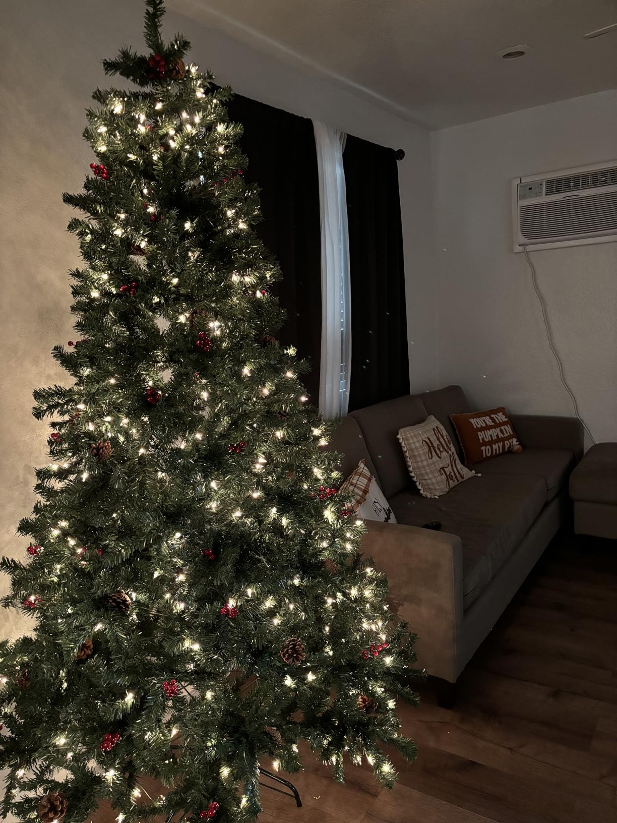 Best Choice Products 6ft Pre-Lit Pre-Decorated Artificial Christmas Tree Spruce w/Twinkling LEDs Pinecones, Berries, 250 Lights, w/ 798 Tips customer photo 1