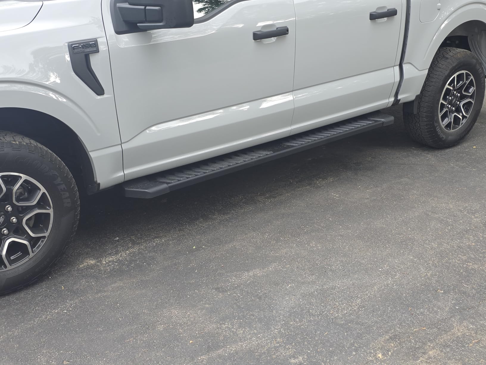 COMNOVA Pair Running Board Nerf Bar Compatible with 15-26 Ford F150 Superduty Crew Cab (4 Full Size Doors) Rocker Slider Side Steps, Width 6 Inches V Style with OE Style Brackets customer photo 2