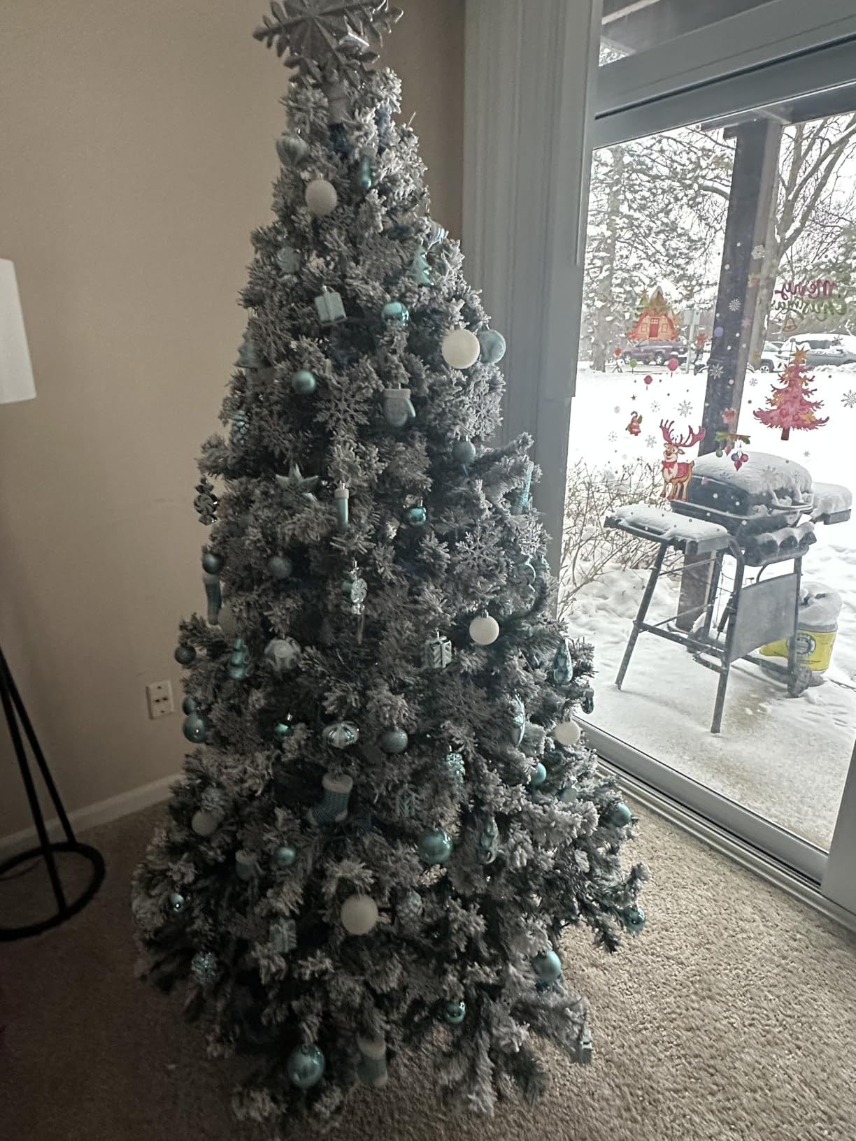 Yaheetech 6ft Pre-Lit Snow Flocked Artificial Christmas Tree, 250 Lights customer photo 1