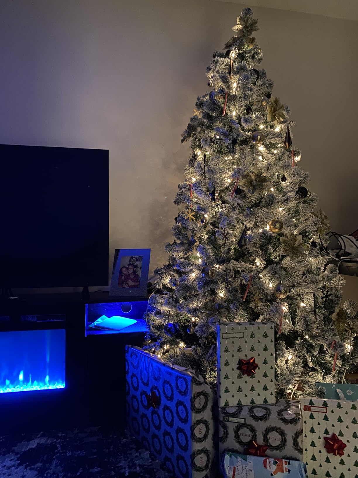 Yaheetech 6ft Pre-Lit Snow Flocked Artificial Christmas Tree, 250 Lights customer photo 2