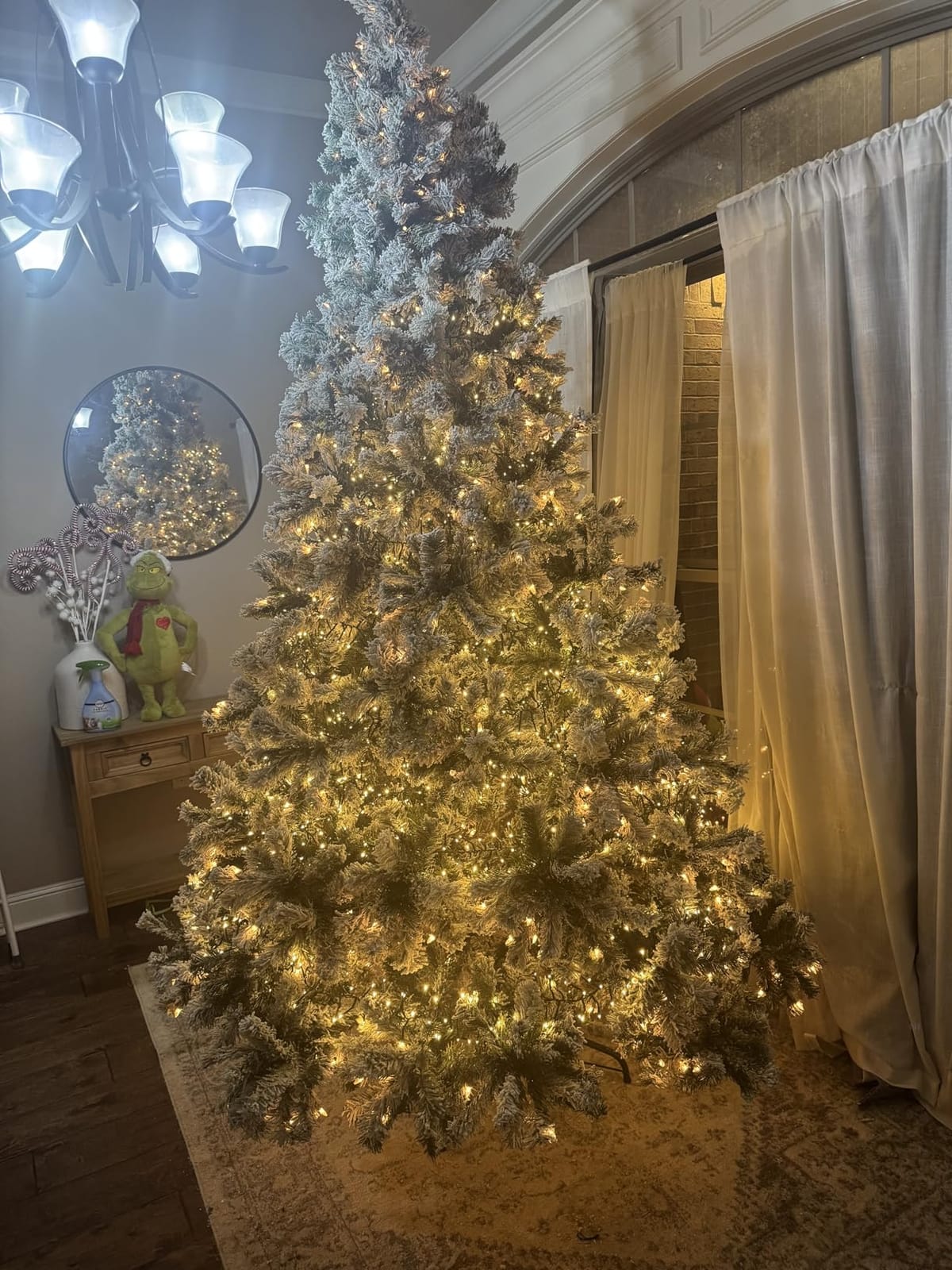 Yaheetech 7.5ft Pre-Lit Snow Flocked Artificial Christmas Tree, 550 Lights customer photo 1
