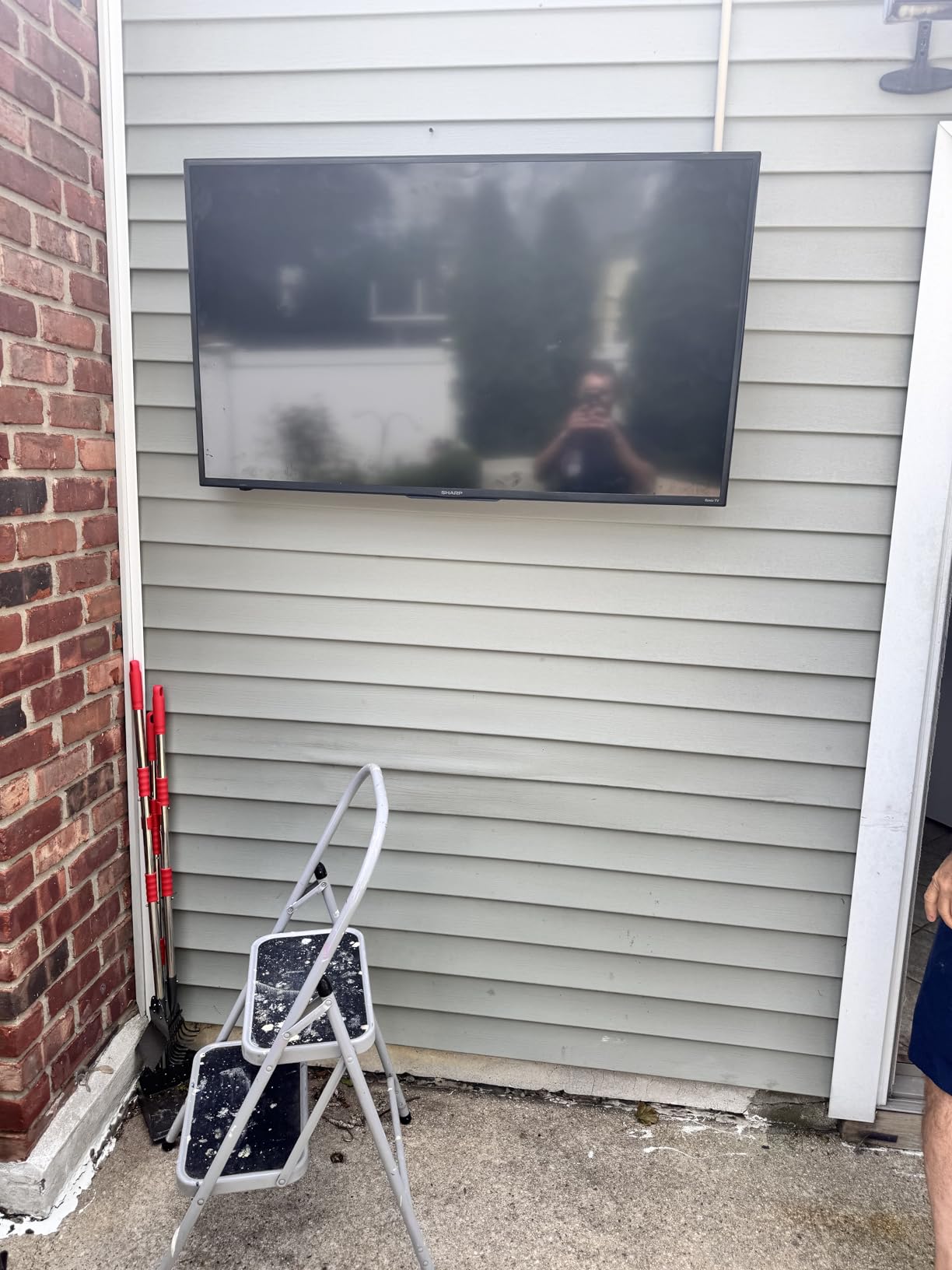 Outdoor TV Wall Mount for 47-90 Inch Television, Mount with Swivel and Tilt, Full Motion Weatherproof TV Bracket with Articulating Dual Arms, Max VESA 600X400 mm, 132lbs customer photo 1
