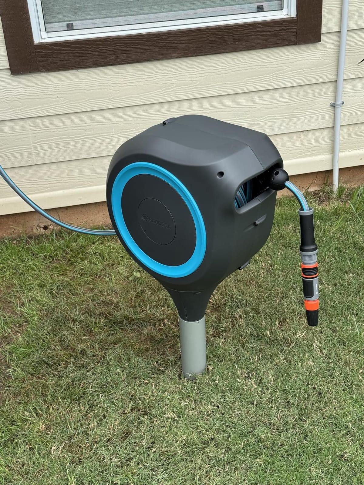 GARDENA Automatic Retractable Garden Hose Reel - 50 Feet - 360 Degree Swivel Outdoor Hose Reel with Metal Spike Base - Auto Retract - UV Resistant Housing - Easy Install No Tools Required - 18604 customer photo 1