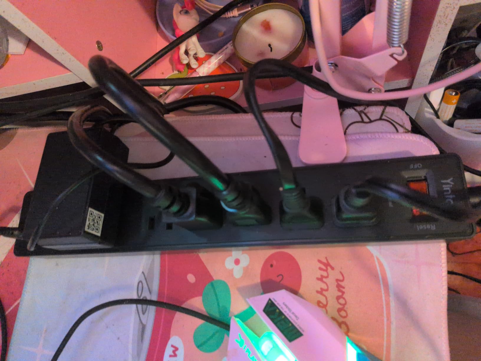 Yintar 6Ft Surge Protector Power Strip with 6 Outlets & 3 USB Ports, Black customer photo 1