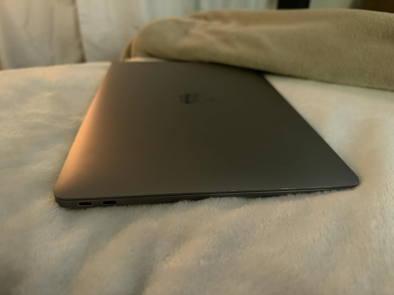 Apple MacBook Air Late 2020 with Apple M1 Chip (13.3 inch, 8GB RAM, 256GB SSD) Space Gray (Renewed) customer photo 1