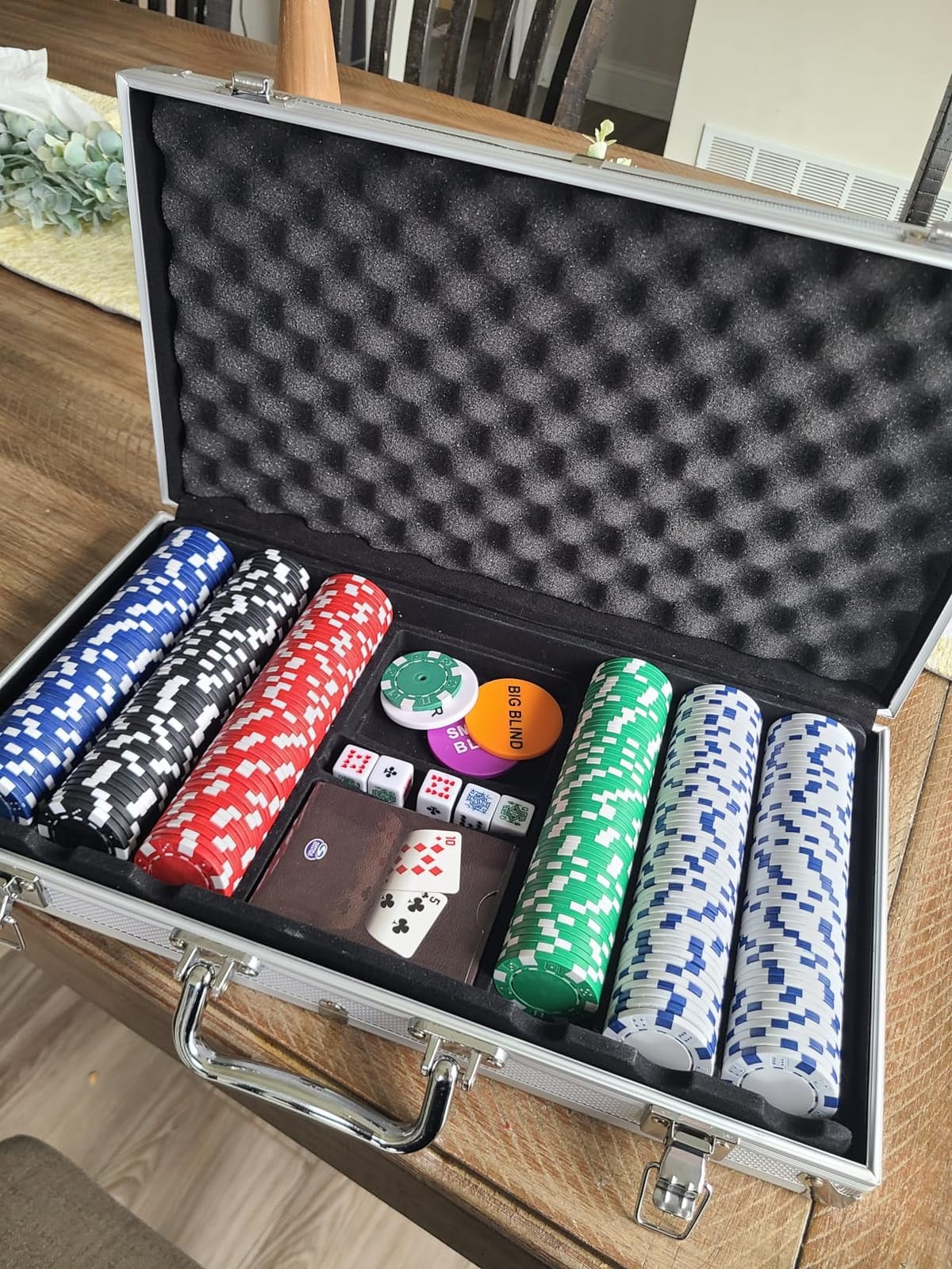 Spin Master Games, Cardinal Classics, 300-Piece Poker Set with Aluminum Carrying Case & Professional Weight Chips & Poker Dice, for Ages 8+ customer photo 2