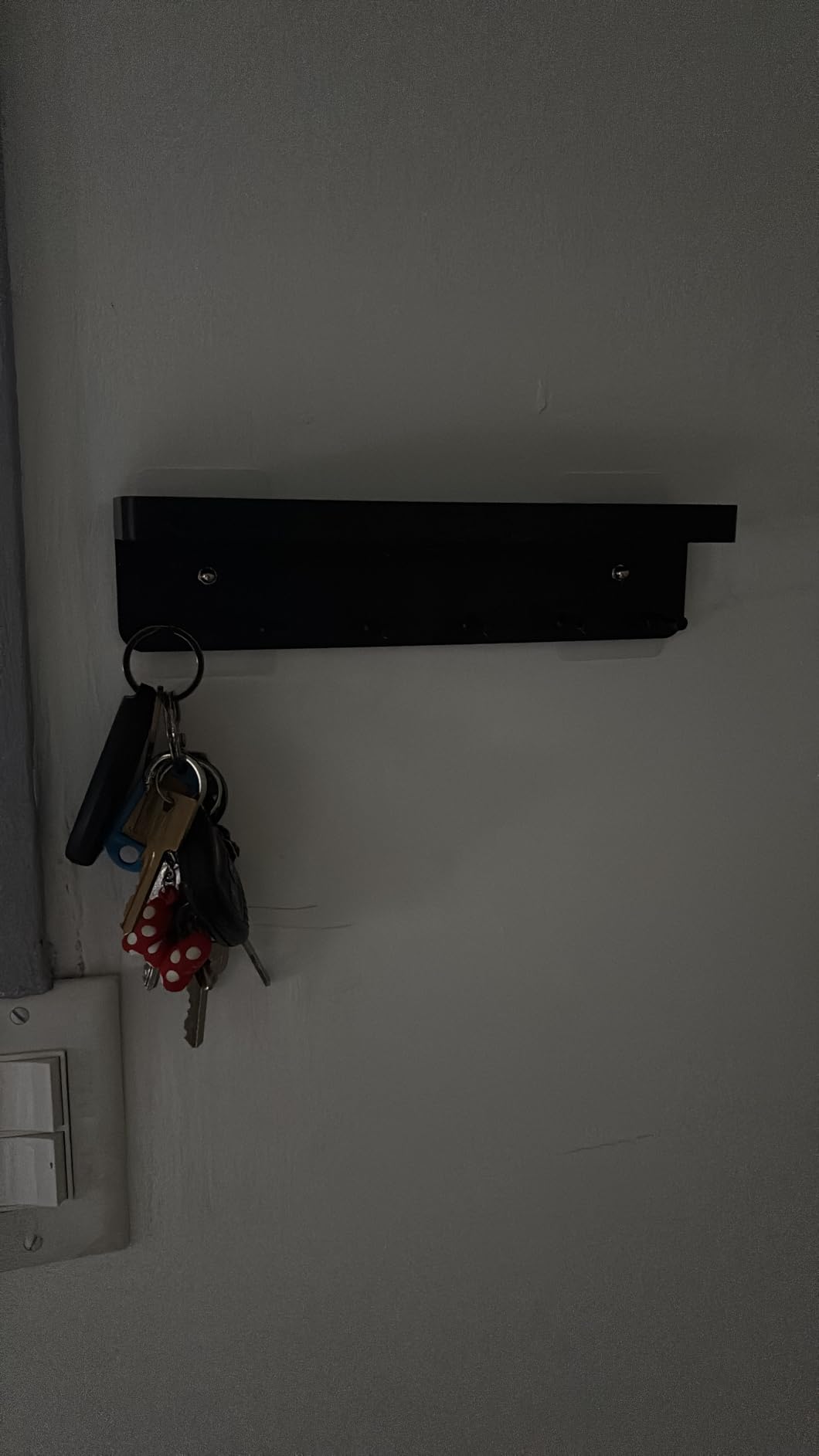 MKO Key Holder Wall Mount, Key Holder Wall Mount Adhesive with Mail Organizer Tray with 6 Key Hooks for Wall, Black customer photo 1