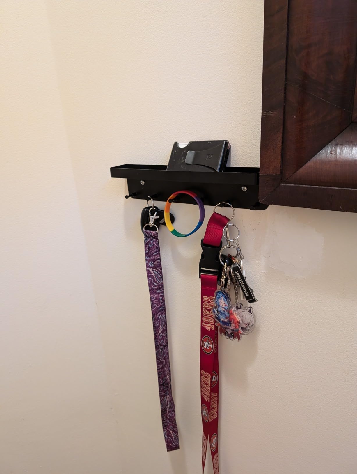 MKO Key Holder Wall Mount, Key Holder Wall Mount Adhesive with Mail Organizer Tray with 6 Key Hooks for Wall, Black customer photo 2