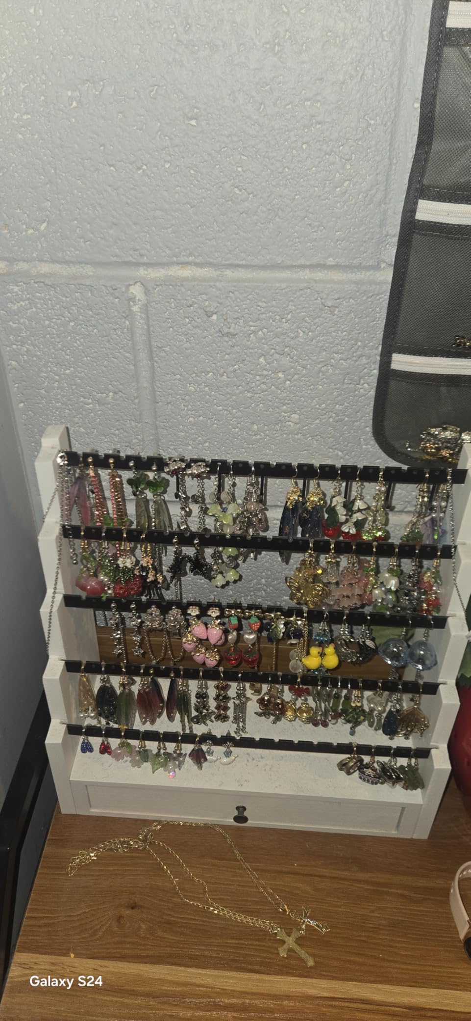 Pinzoveco Earring Organizer, 5 Layer Earring Holder Organizer with Necklace Holder Pole, Rustic Wood Jewelry Organizer Stand Display for Stud Earring Bracelet Necklace Ring, 175 Earring Holes customer photo 2