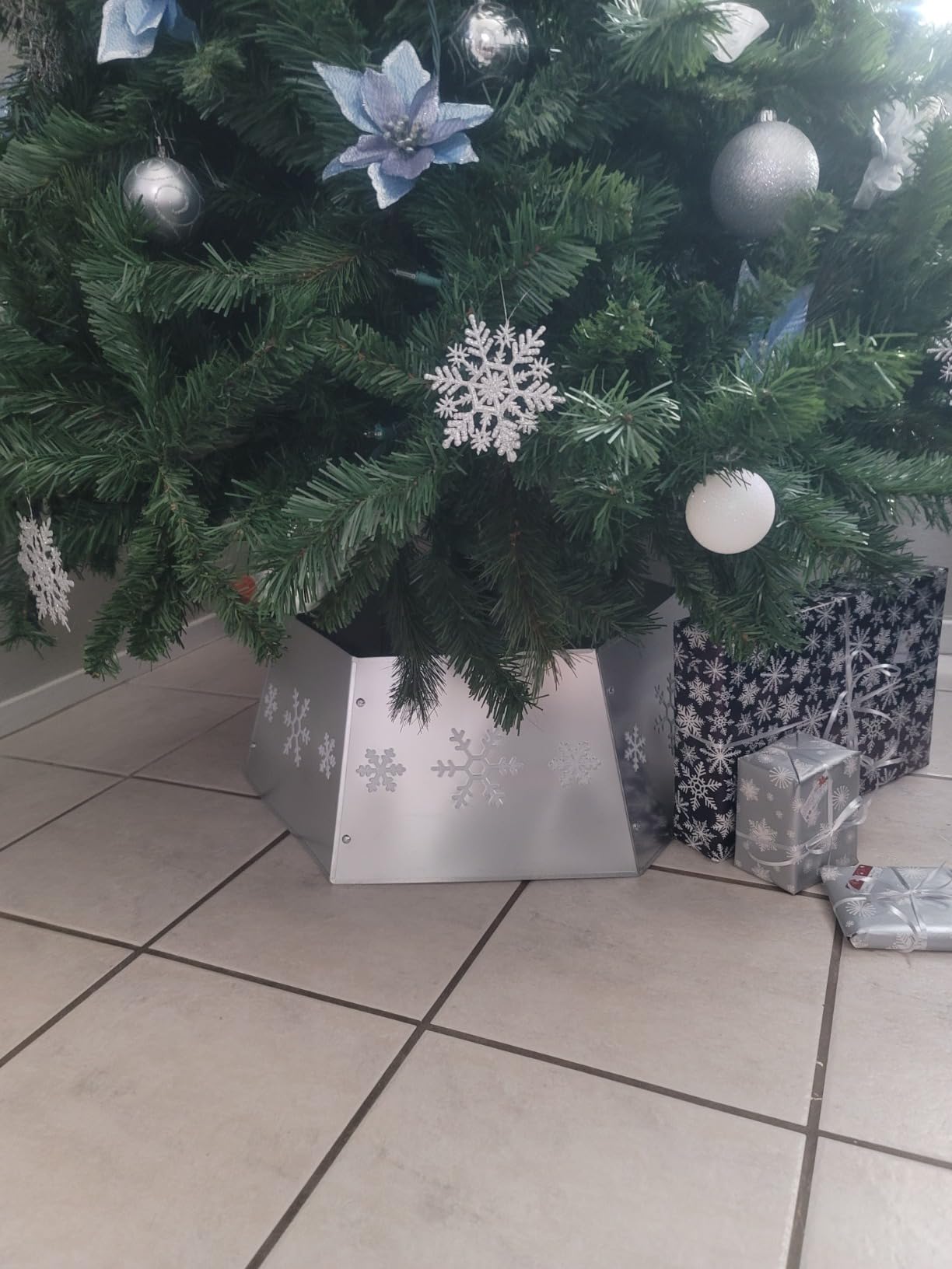 FORUP Metal Christmas Tree Ring, Christmas Tree Collar with Printed Snowflake, Christmas Tree Skirt Base Stand for Christmas Decorations (Cream White) customer photo 1