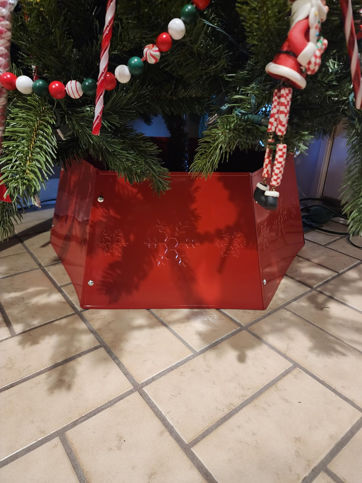 FORUP Metal Christmas Tree Ring, Christmas Tree Collar with Printed Snowflake, Christmas Tree Skirt Base Stand for Christmas Decorations (Cream White) customer photo 2