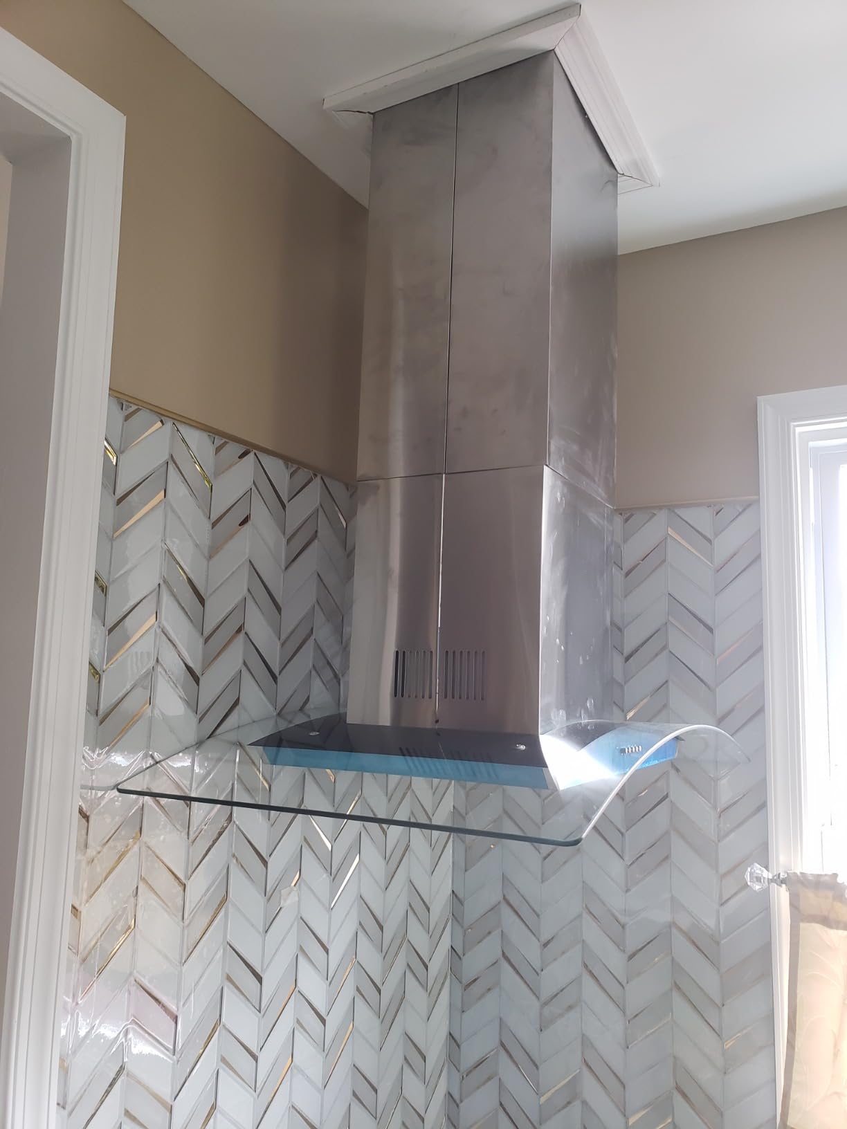 JOEAONZ Island Range Hood 36 inch 700 CFM, Ceiling Mount Kitchen Vent Hood Ducted/Ductless Convertible, 4 LED Lights 5-Layer Filters Extractor Stove Exhaust Fan, Curved Tempered Glass Stainless Steel customer photo 2