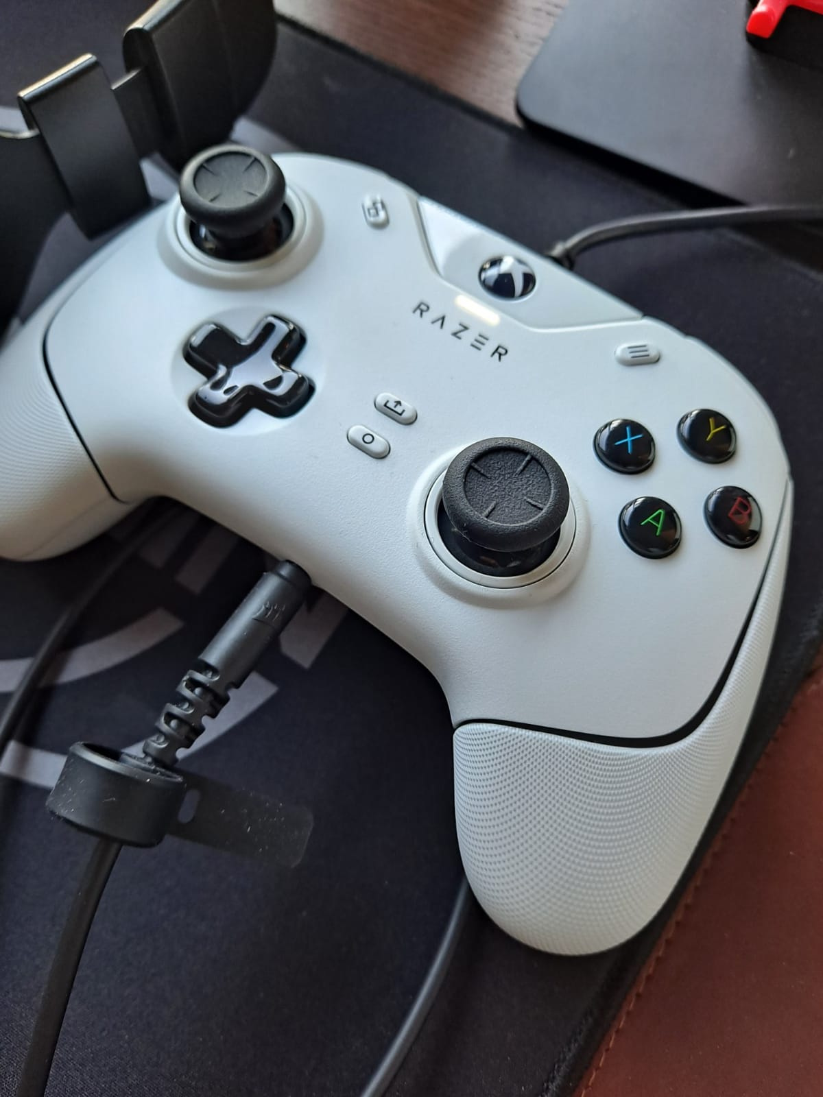 Razer Wolverine V2 Wired Gaming Controller for Xbox Series X|S, Xbox One, PC: Remappable Front-Facing Buttons - Mecha-Tactile Action Buttons and D-Pad - Trigger Stop-Switches - White customer photo 2