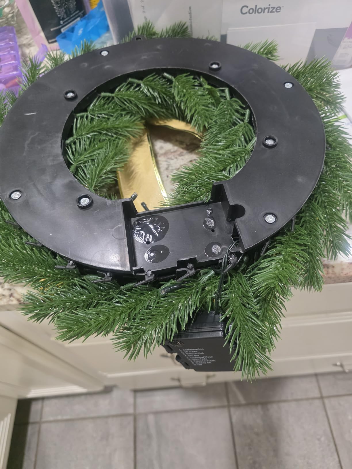 Hausse Lighted Christmas Wreath with Metal Hanger, Pre-lit Xmas Wreath with Large Golden Bow & Balls, Battery Operated with 40 LEDs Lights, for Front Door Gate Wall Christmas Party Decorations customer photo 1