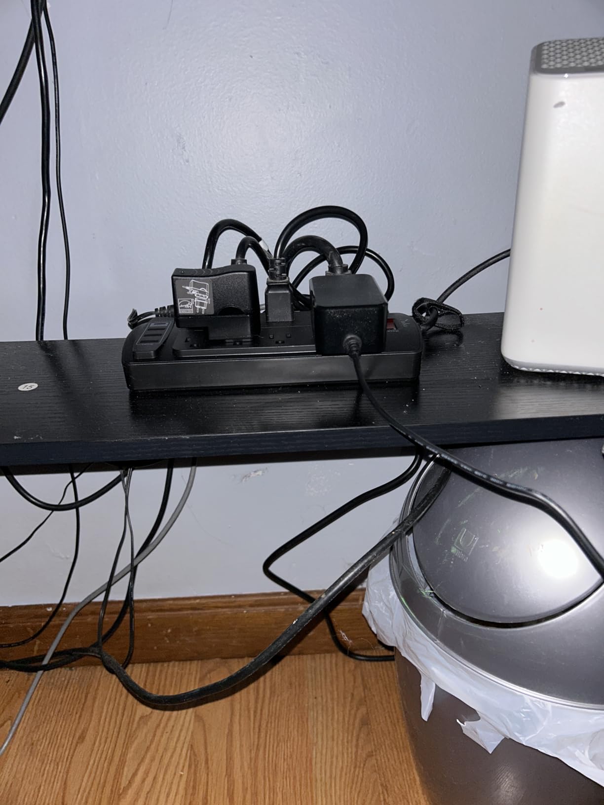 Surge Protector Power Strip - Nuetsa Flat Plug Extension Cord with 8 Outlets and 4 USB Ports, 6 Feet Power Cord, 2700 Joules, ETL Listed, Black customer photo 1