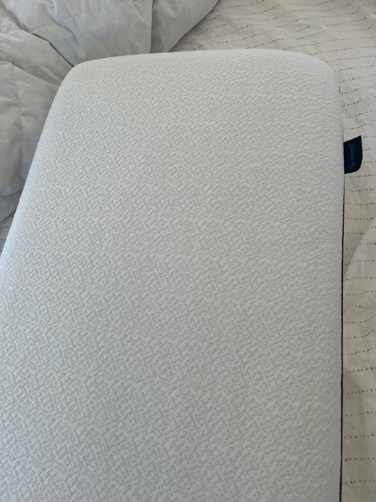 Technogel Deluxe Cooling Gel Pillow - Innovative Cool Gel Pillow with Comfortable Support Structure for Side, Back and Stomach Sleeper, Slim Standard Dimension with Washable Cover, 5.5
