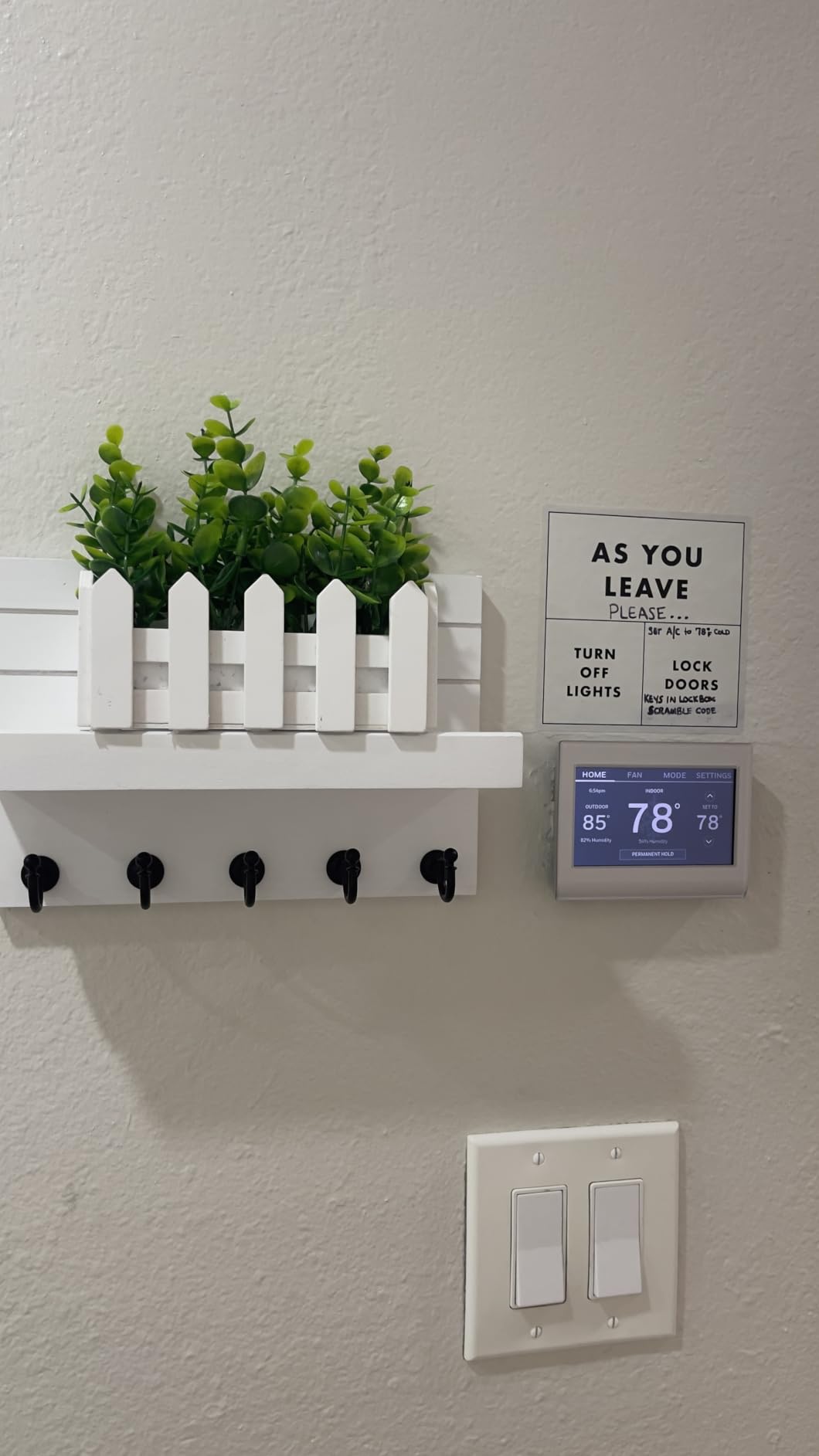 HONJIN Key Holder Wall Mount with Shelf and 5 Sturdy Key Hooks (White) customer photo 1