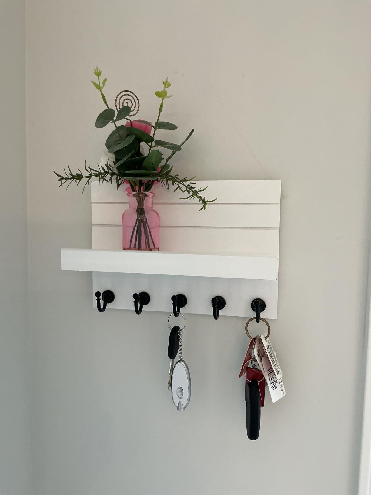 HONJIN Key Holder Wall Mount with Shelf and 5 Sturdy Key Hooks (White) customer photo 2