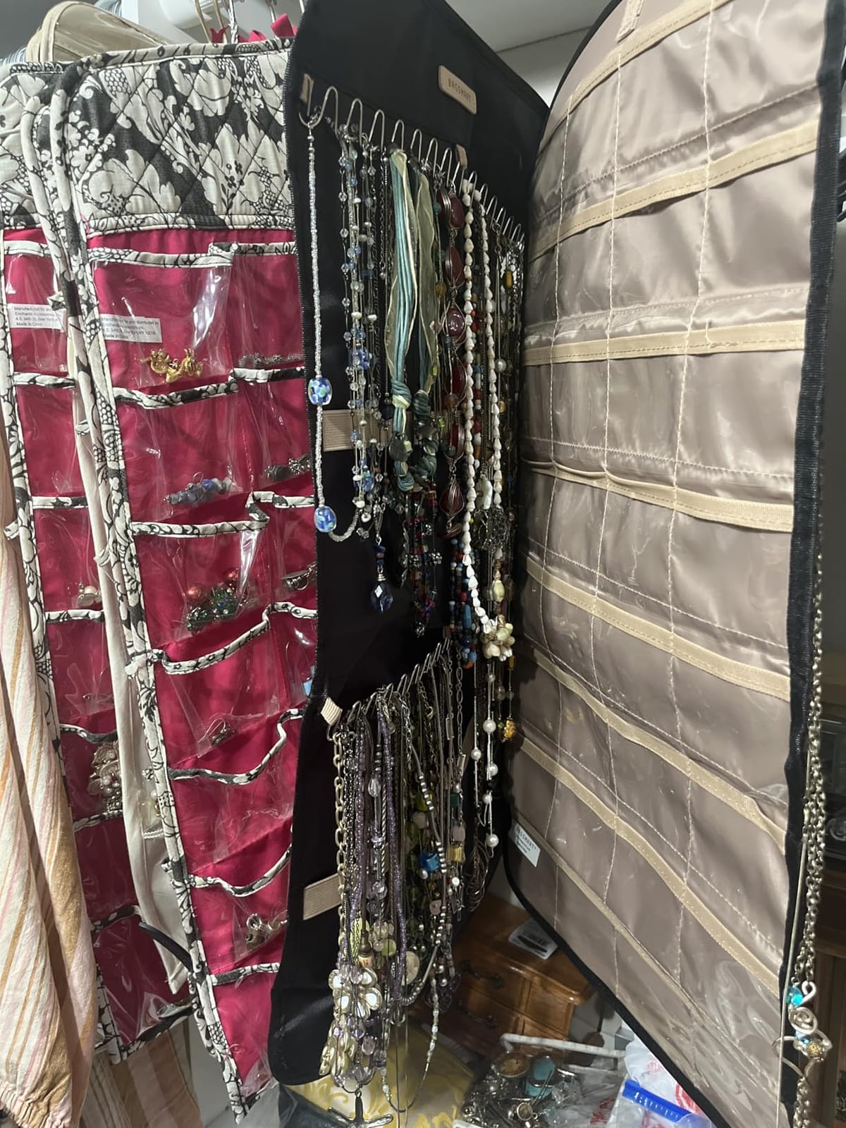 BAGSMART Hanging Jewelry Organizer Necklace/Earring/Ring 2-Sided L Black customer photo 1