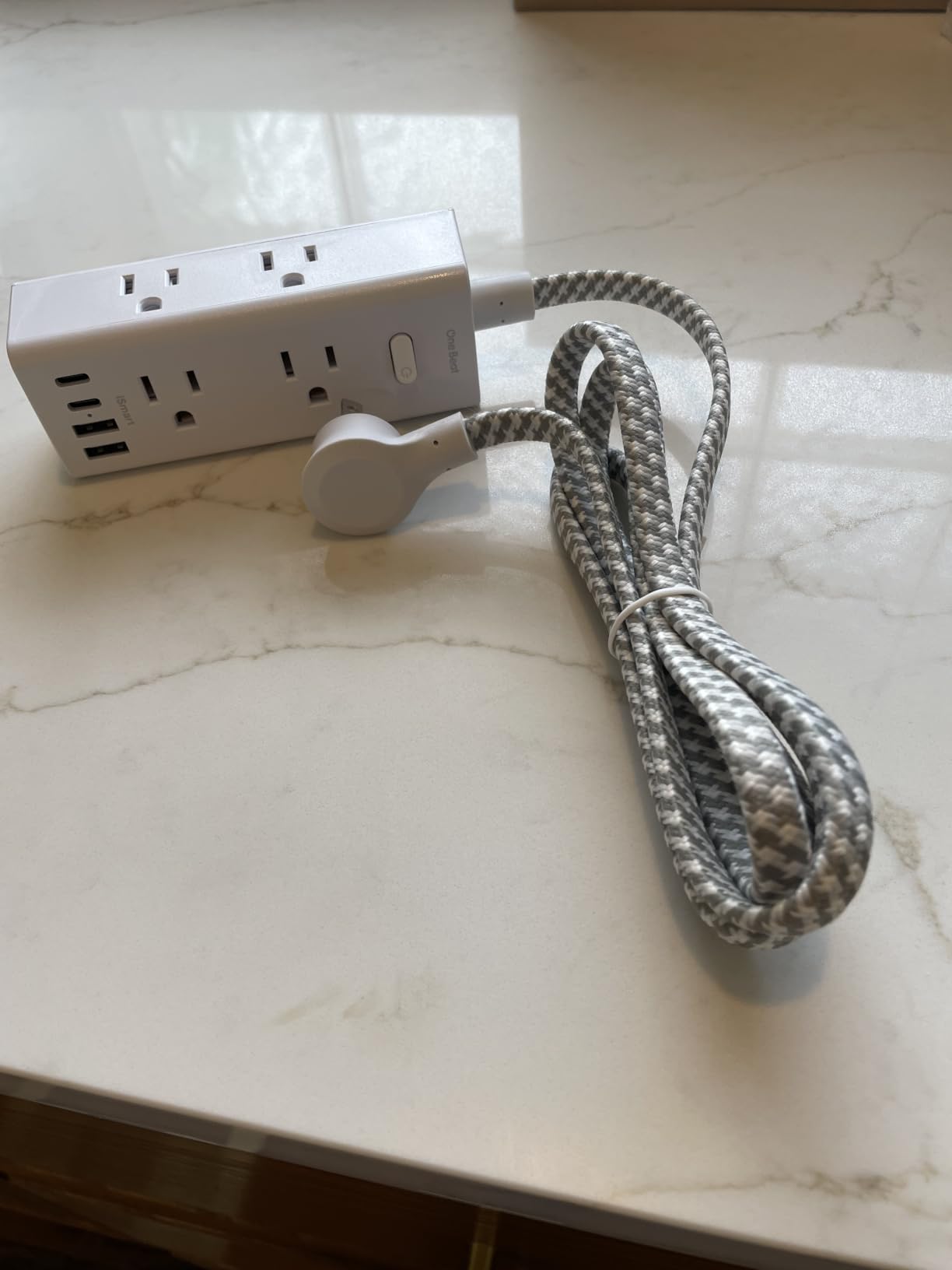 One Beat Surge Protector Power Strip, 5 Ft Flat Plug Extension Cord, 900J customer photo 2