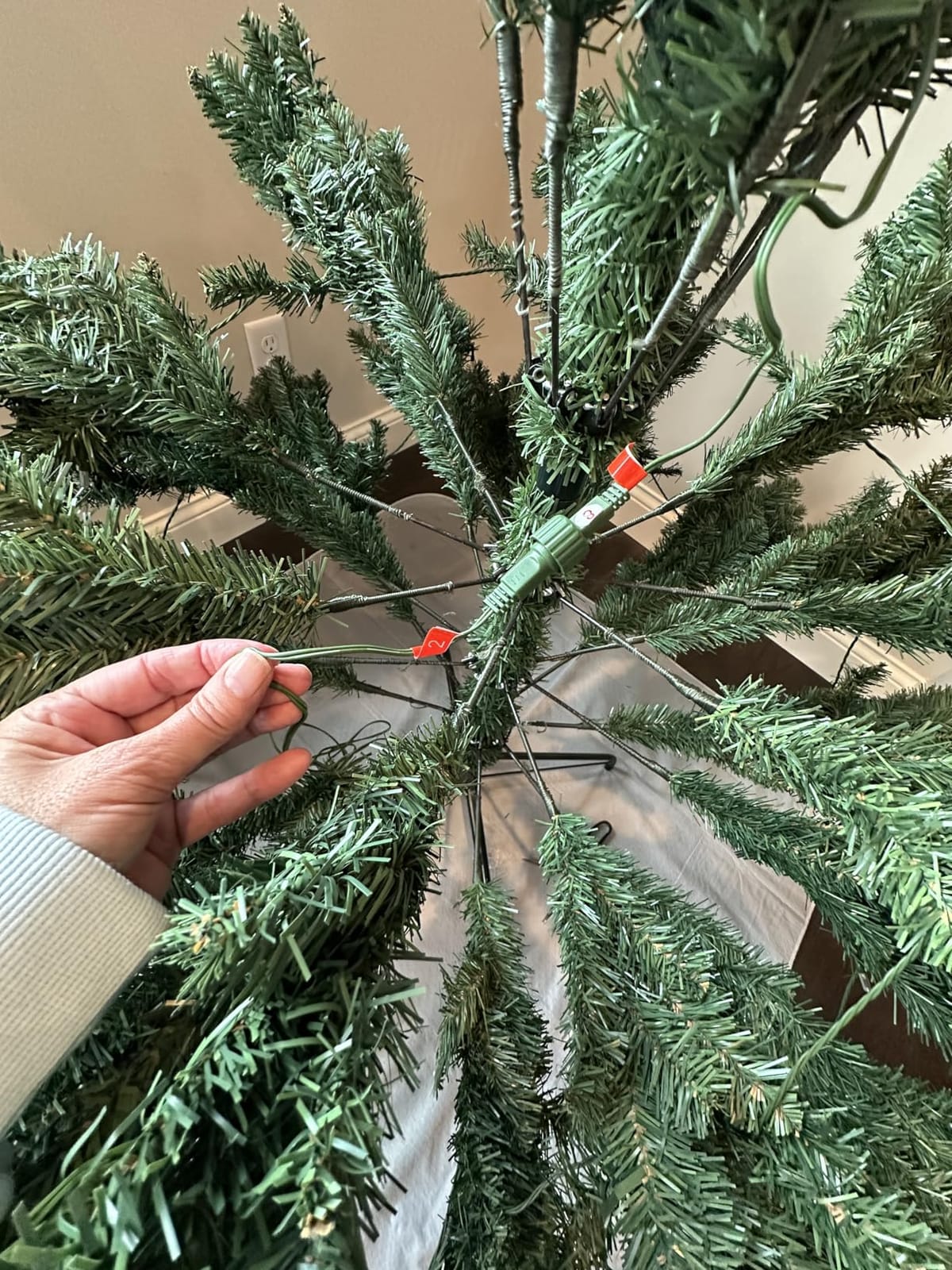 Hykolity 7.5 ft Prelit Christmas Tree with 1,450 Branch Tips, 450 Warm White Led Lights, Hinged Design and Sturdy Metal Stand customer photo 1