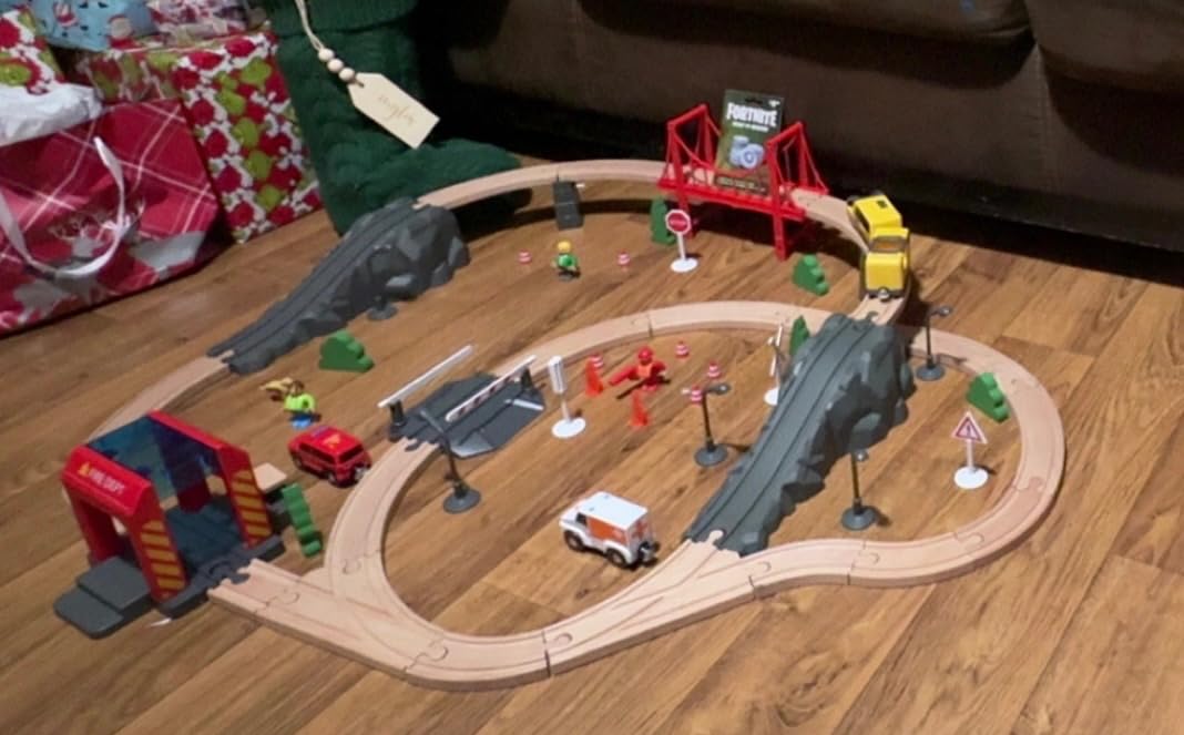 Giant bean 72PCS Fire Station Wooden Train Track Electric Train Set customer photo 1