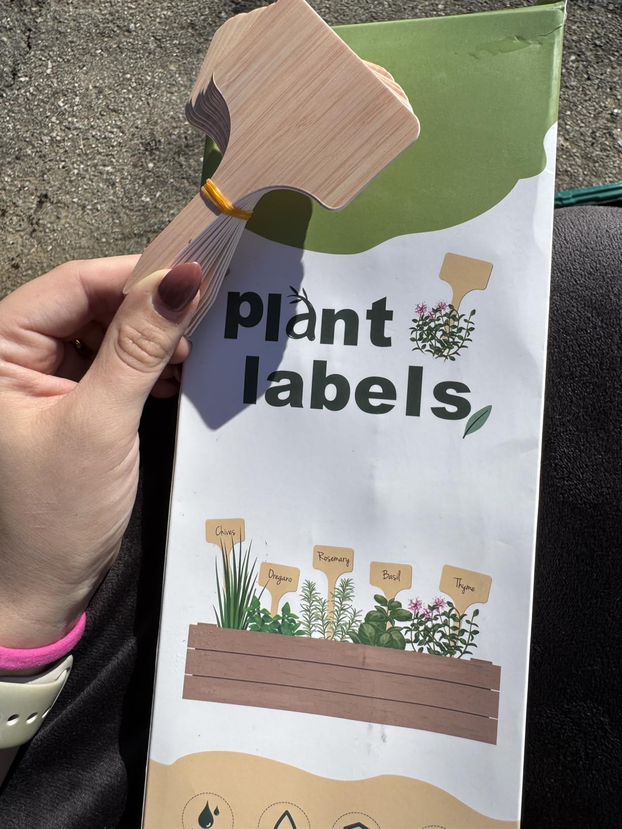 VITEVER 100pcs Plant Labels, T-Type Plastic Tags with Marker Pen, Waterproof Garden Signs for Outdoor Plants (3.9” x 2.4”) customer photo 1