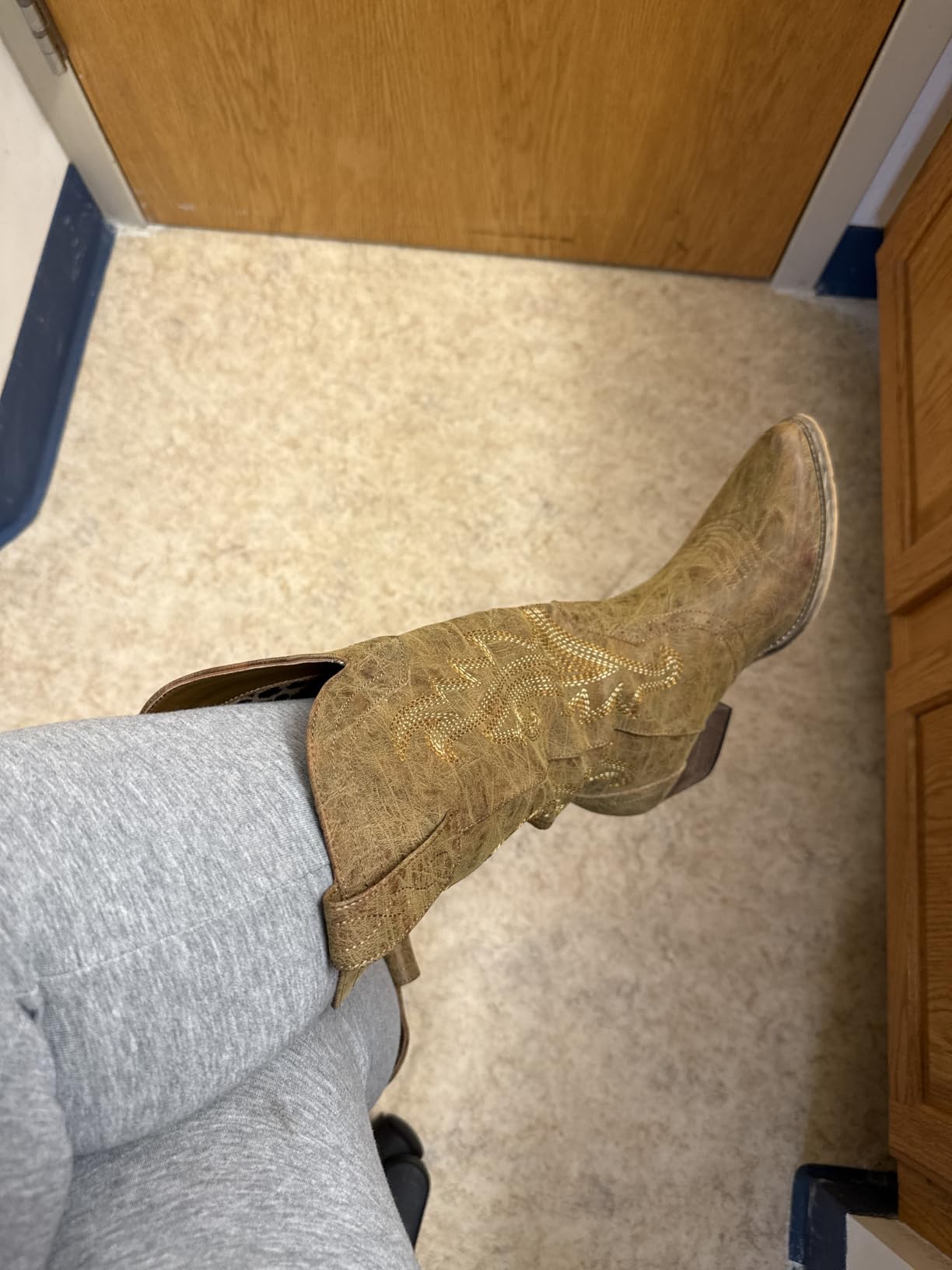HISEA Rollda Cowboy Boots for Women, Cowgirl Boots, Comfortable Western Boots with Pointed Toe Stitched Embroidery for Country Concert Dancing Wedding Traveling Daily Outfits customer photo 1