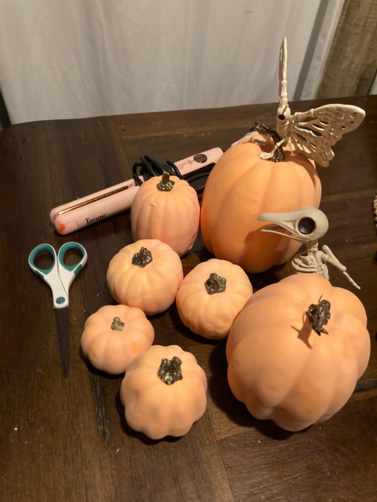 Winlyn 7 Pcs Assorted Sizes Artificial Metallic Bronze Pumpkins Rustic Decorative Fall Foam Pumpkins for Gifts Thanksgiving Halloween Harvest Fall Wedding Table Centerpiece Mantel Shelf Decor customer photo 2