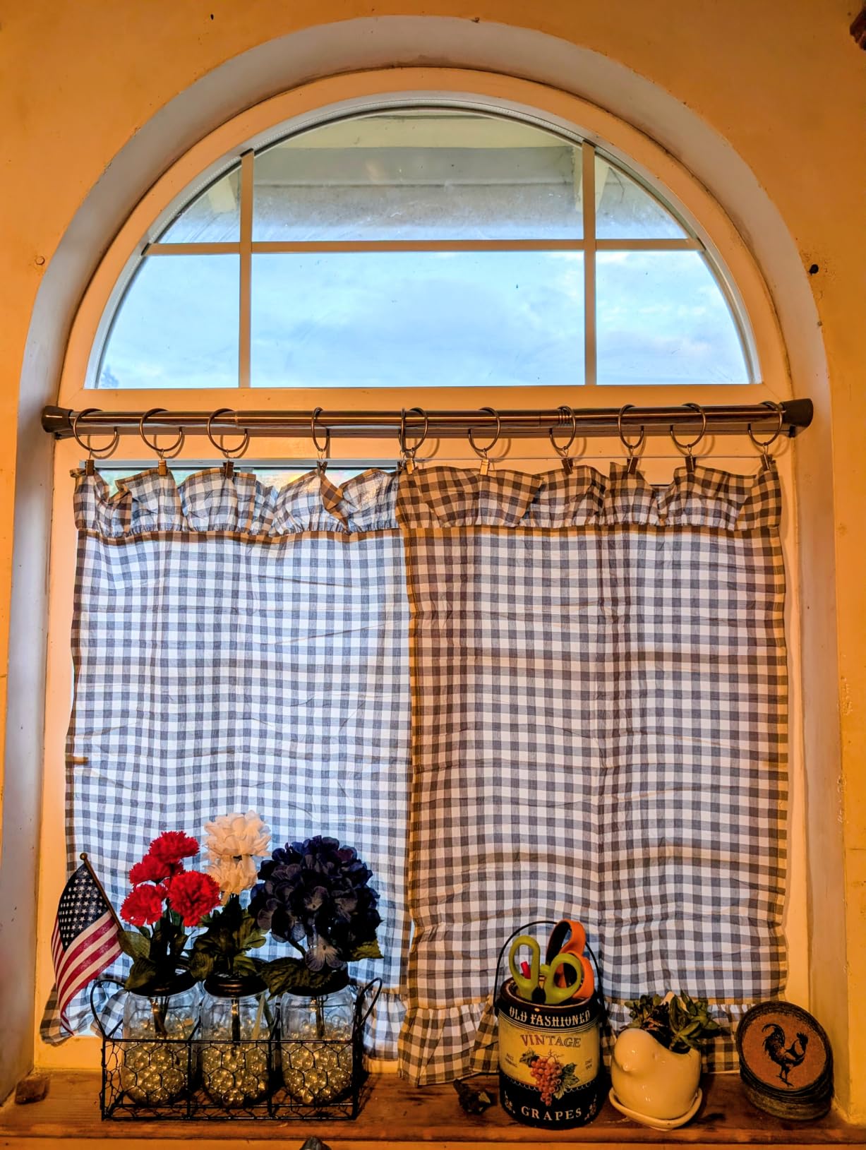 WeeksEight 44 Pack White Curtain Rings with Clips, Curtain Hooks Hangers Clip Rings for Hanging Drapes Bows Hat, Drapery Rings 1 in I D, Fits up to 5/8 in Diameter Curtain Rod. customer photo 1