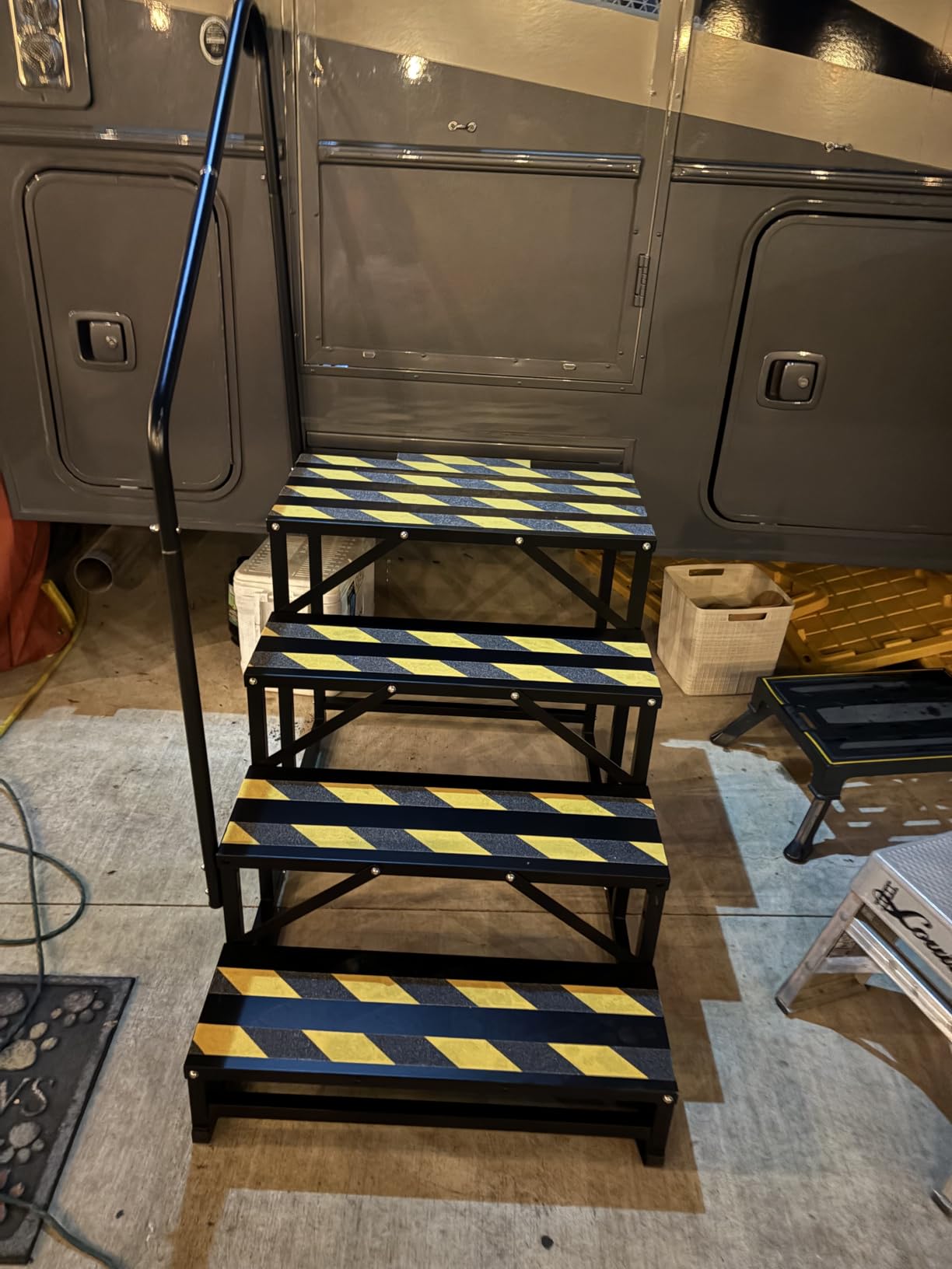 TOCRETOARE RV Steps with Handrail, 4 Steps Ladder Hot Tub Steps with Handrail, Portable Stairs Steps for 5th Wheel RV, Mobile Home Stairs Outdoor RV Step customer photo 1