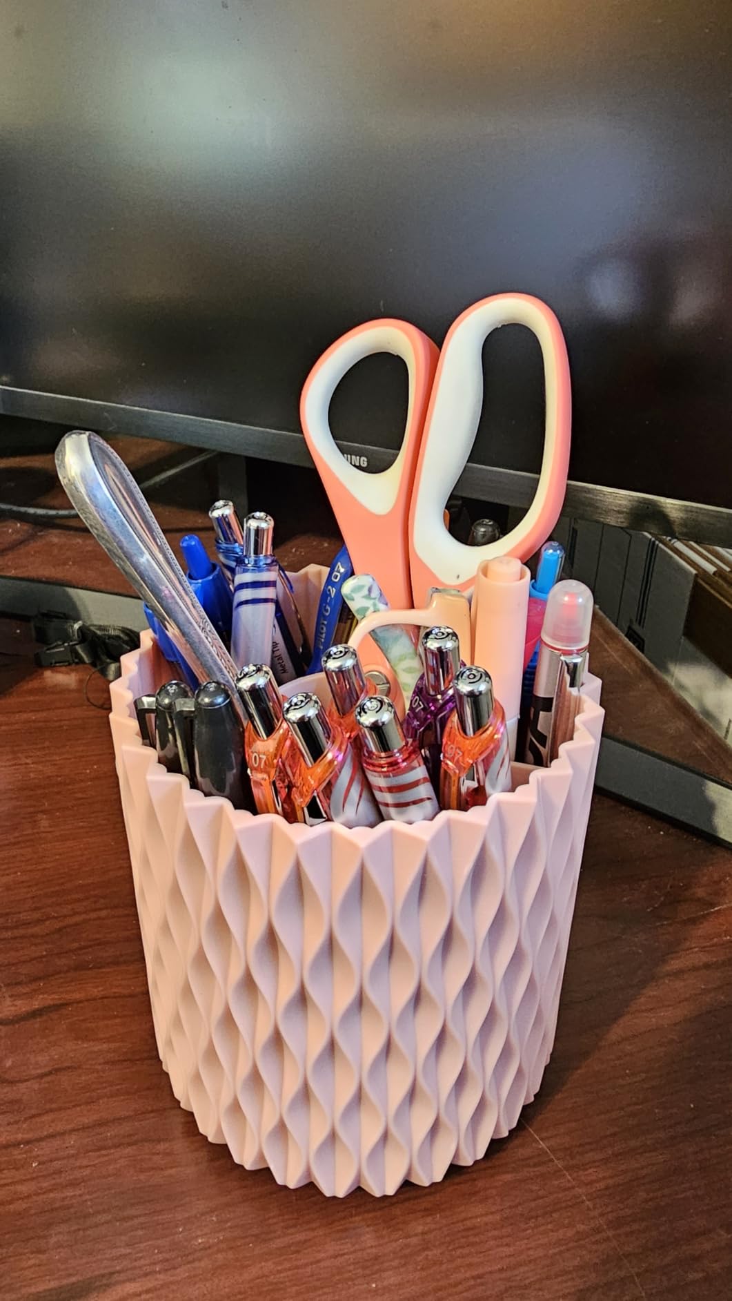 Lebenrich Rotating Pen Holder for Desk, 5 Slots Easthetic Pencil holder Desk Organizer Supplies and Accessories for Women Girls, Pencil Cup for Office Home Art Supply, White customer photo 1