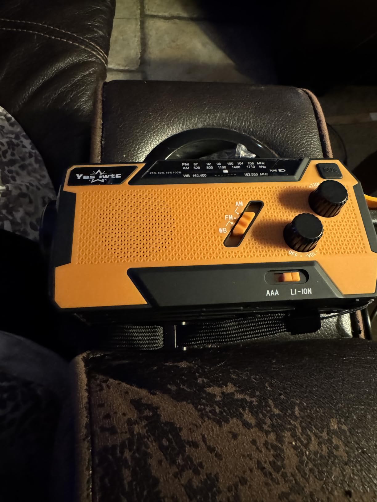 Hand Crank Emergency Radio 7400mWh (2000mAh) Solar Hand Crank Radio customer photo 1