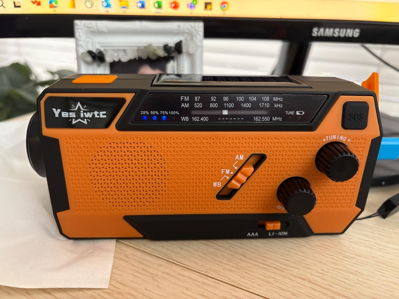 Hand Crank Emergency Radio 7400mWh (2000mAh) Solar Hand Crank Radio customer photo 2