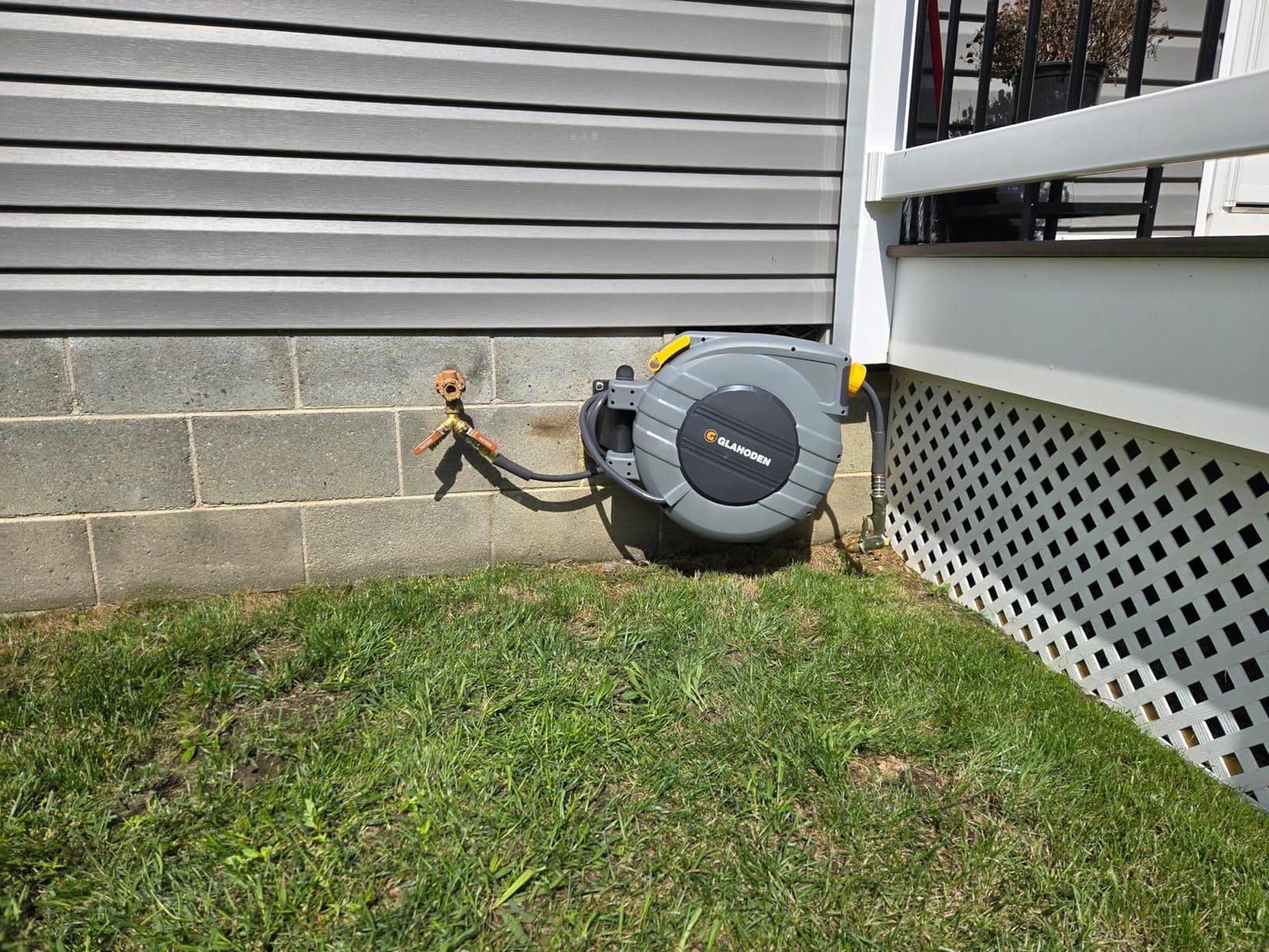 Retractable Garden Hose Reel, 5/8 in x 100 ft UV Resistant Heavy Duty Water Hose Reel with Automatic Slow Rewind & Any Length Lock, 180° Swivel Wall Mount Hose Reels for Outside, 3/4 in Brass Fitting customer photo 2
