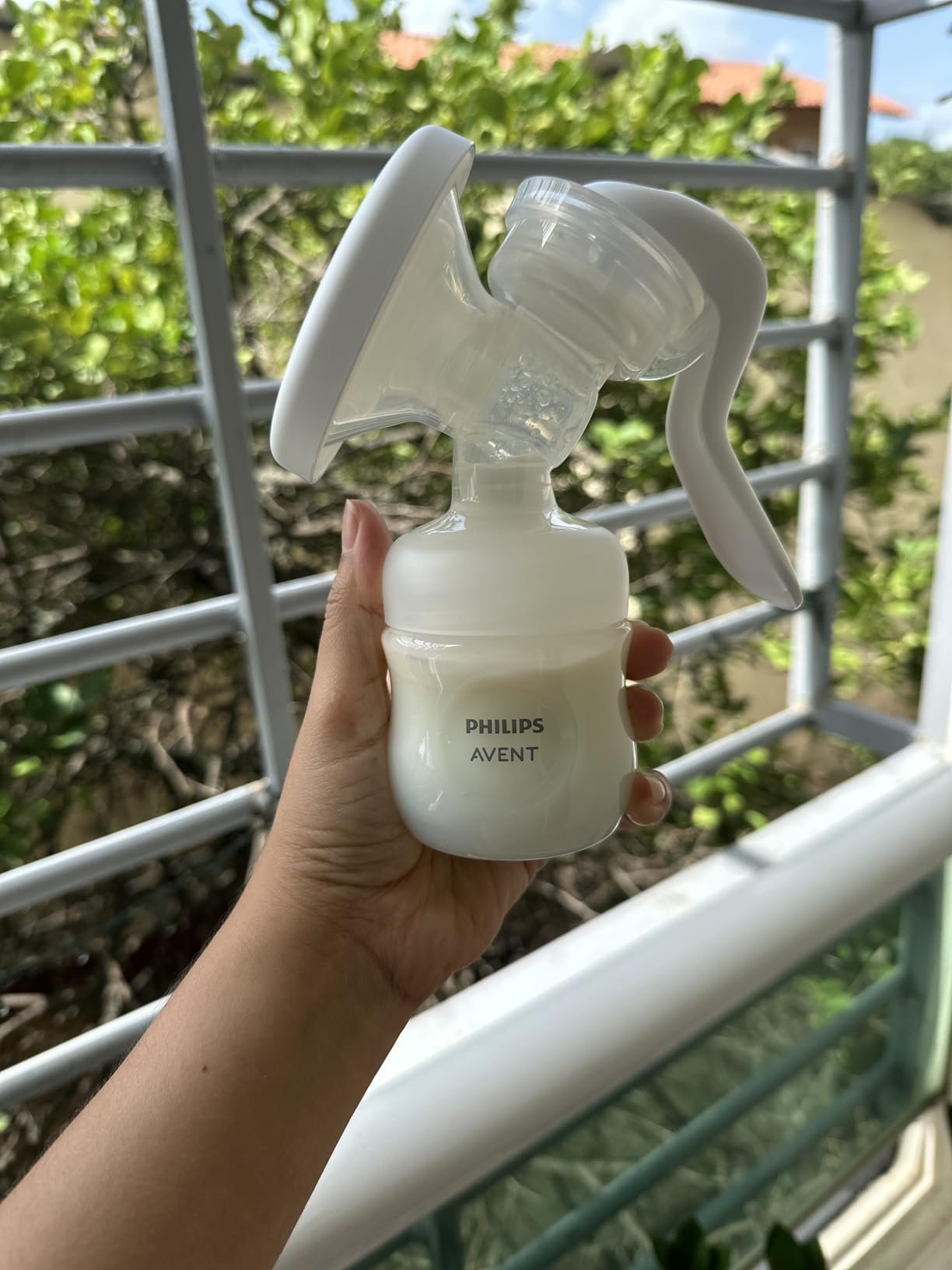 Philips Avent Manual Portable Breast Pump with Natural Motion Technology | Soft Silicone Cushion, Fits 99.98% of all Nipple Sizes, Portable and Lightweight, Easy to Clean, BPA-Free, SCF430/03 customer photo 2